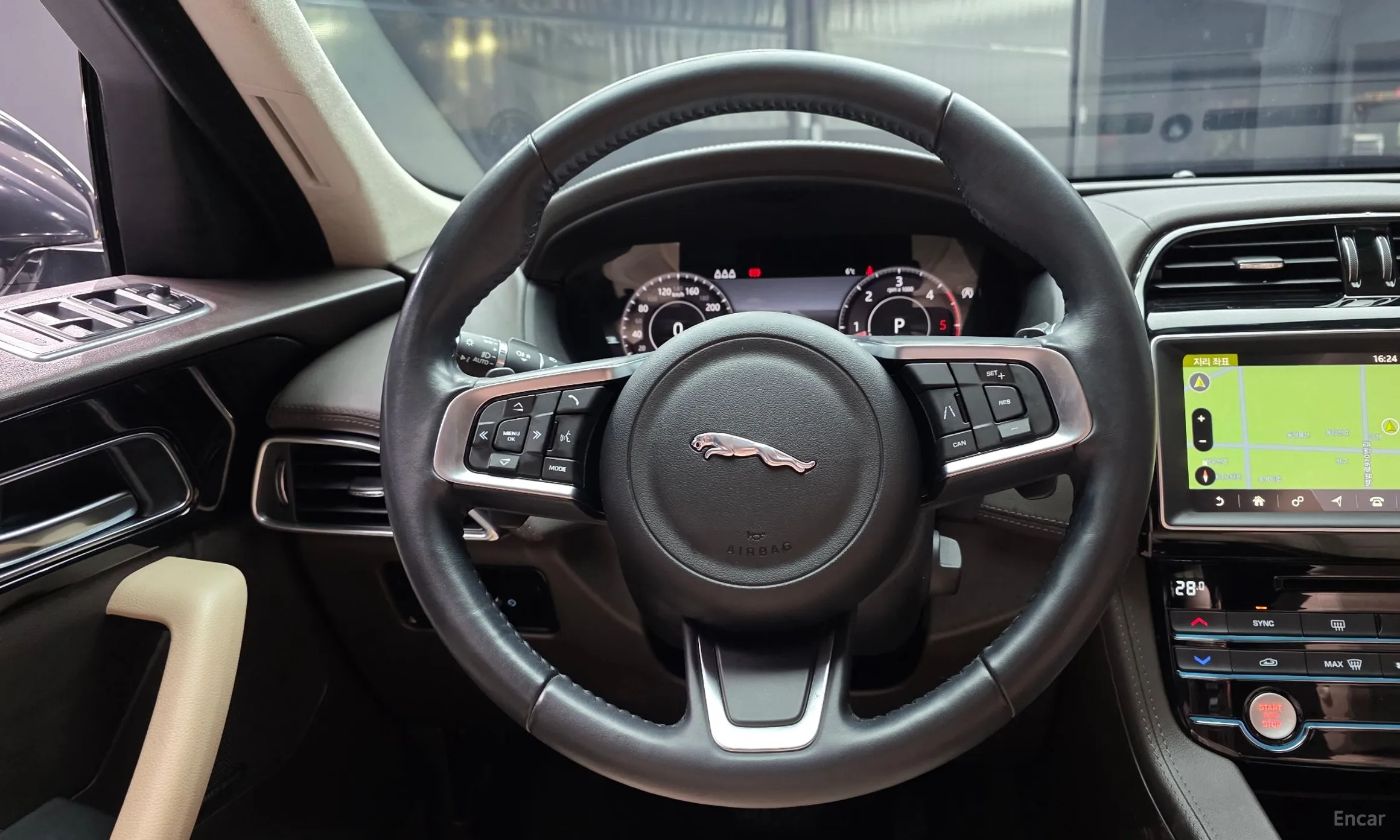 Jaguar F-PACE превью 13