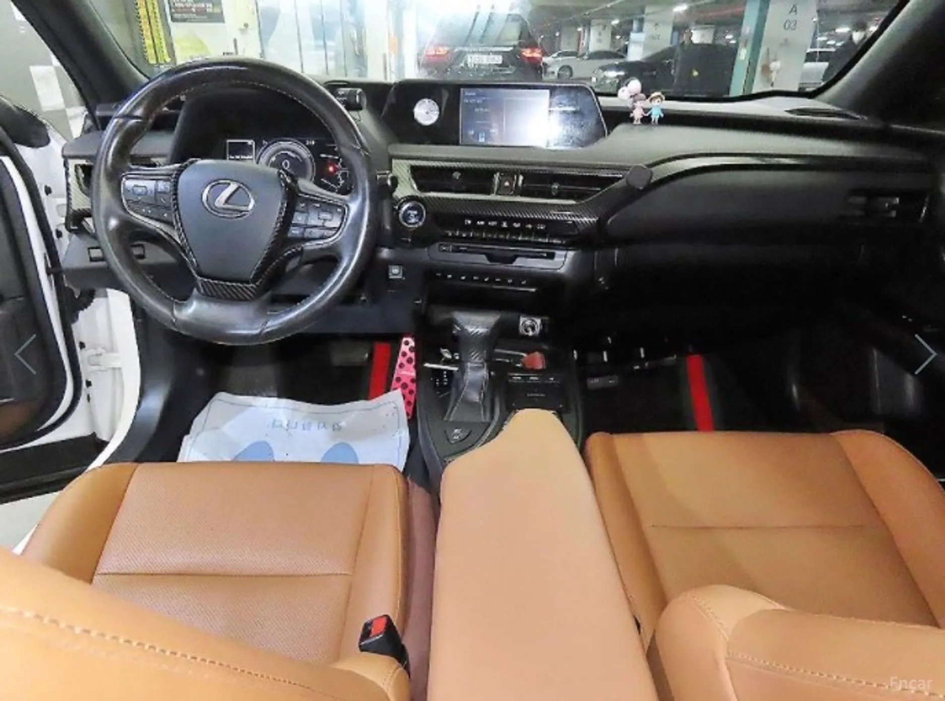 Lexus UX250h превью 10