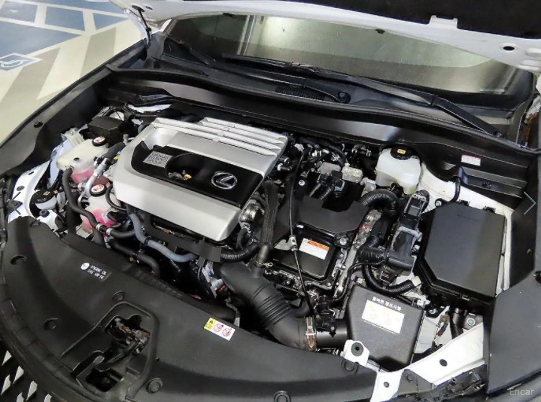 Lexus UX250h превью 19