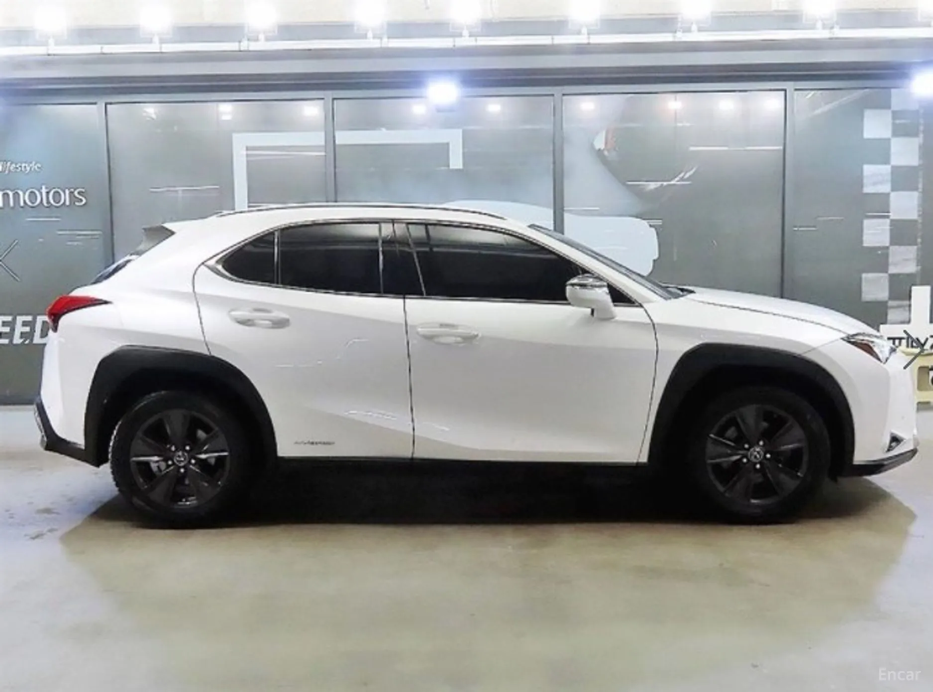 Lexus UX250h превью 3