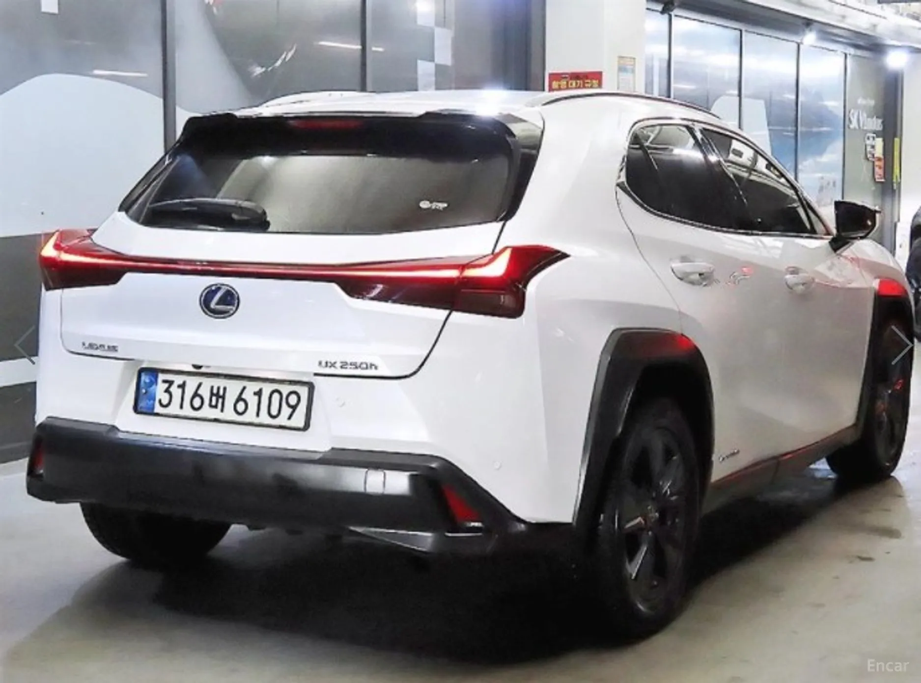 Lexus UX250h превью 4