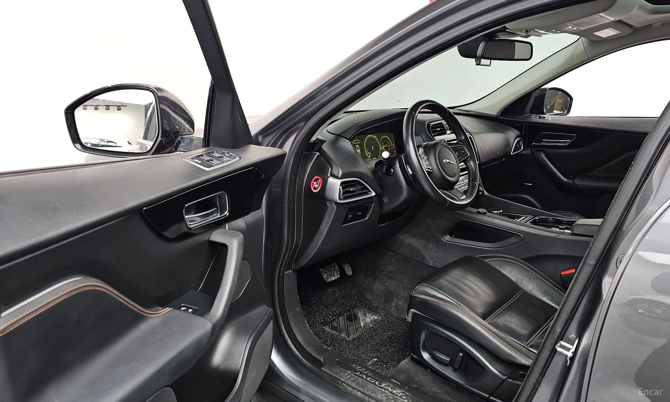 Jaguar F-PACE превью 10
