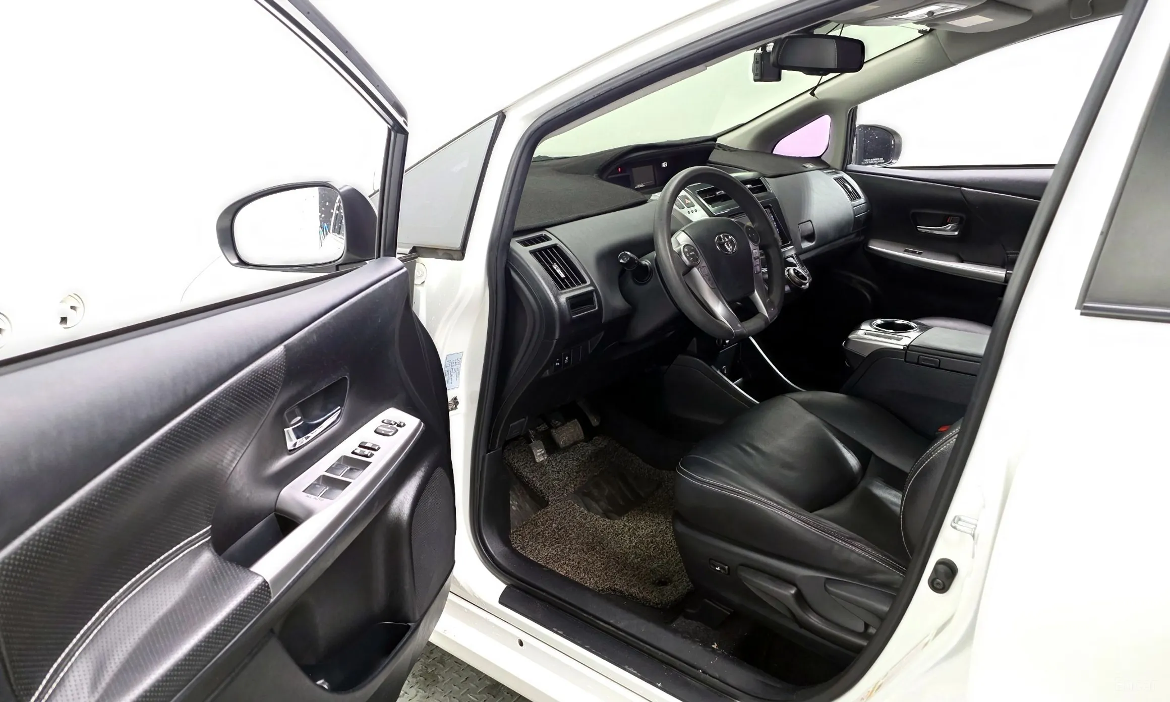 Toyota Prius V превью 10
