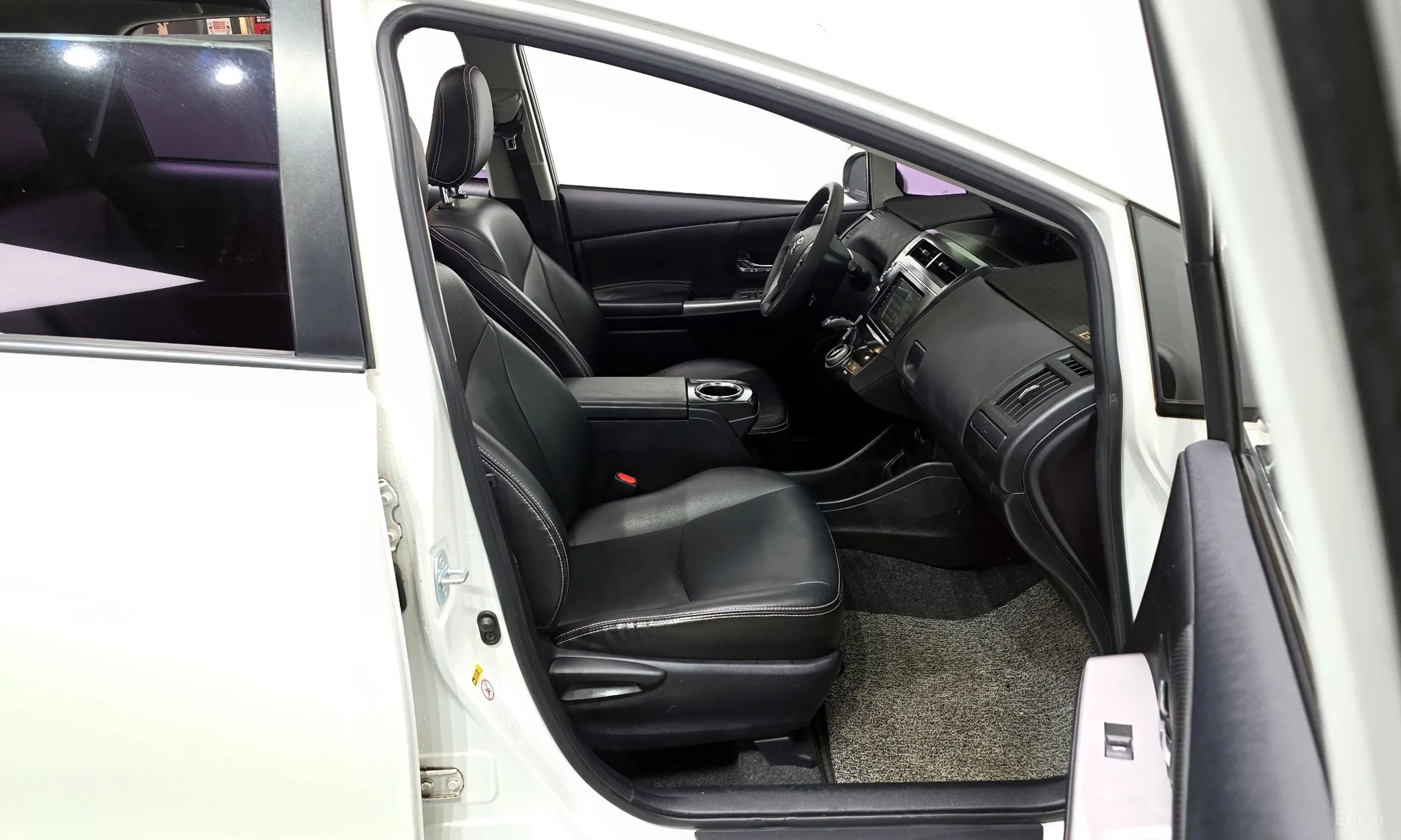 Toyota Prius V превью 11