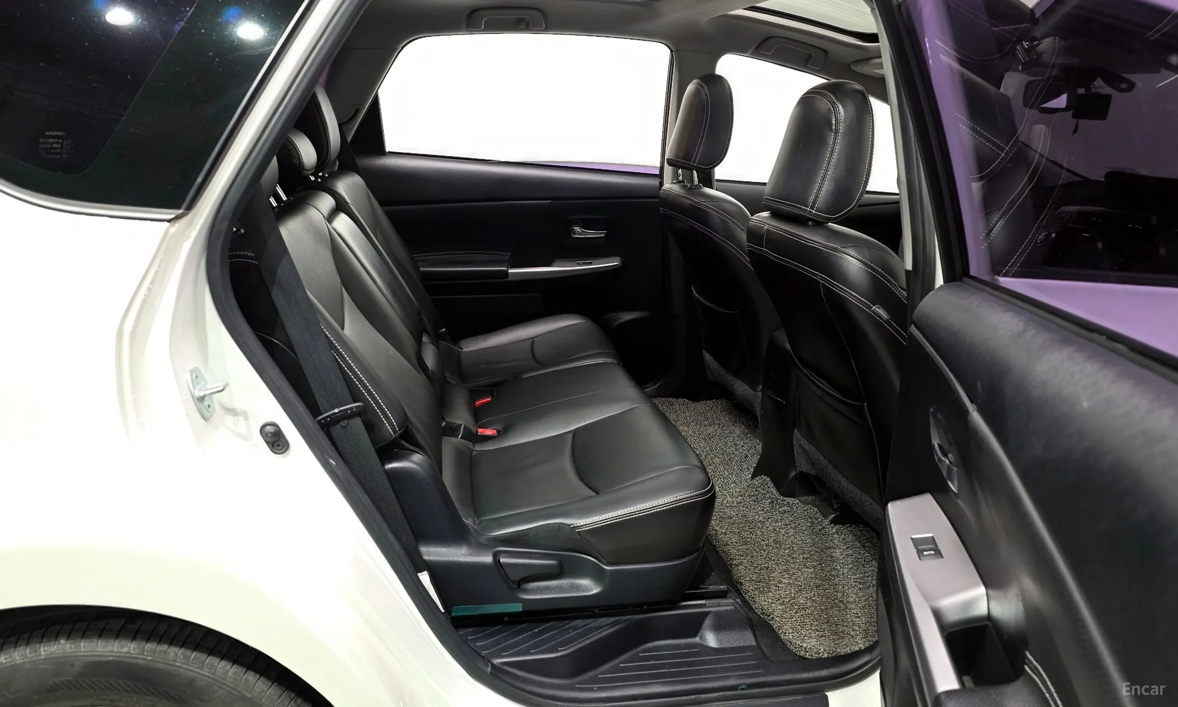 Toyota Prius V превью 12