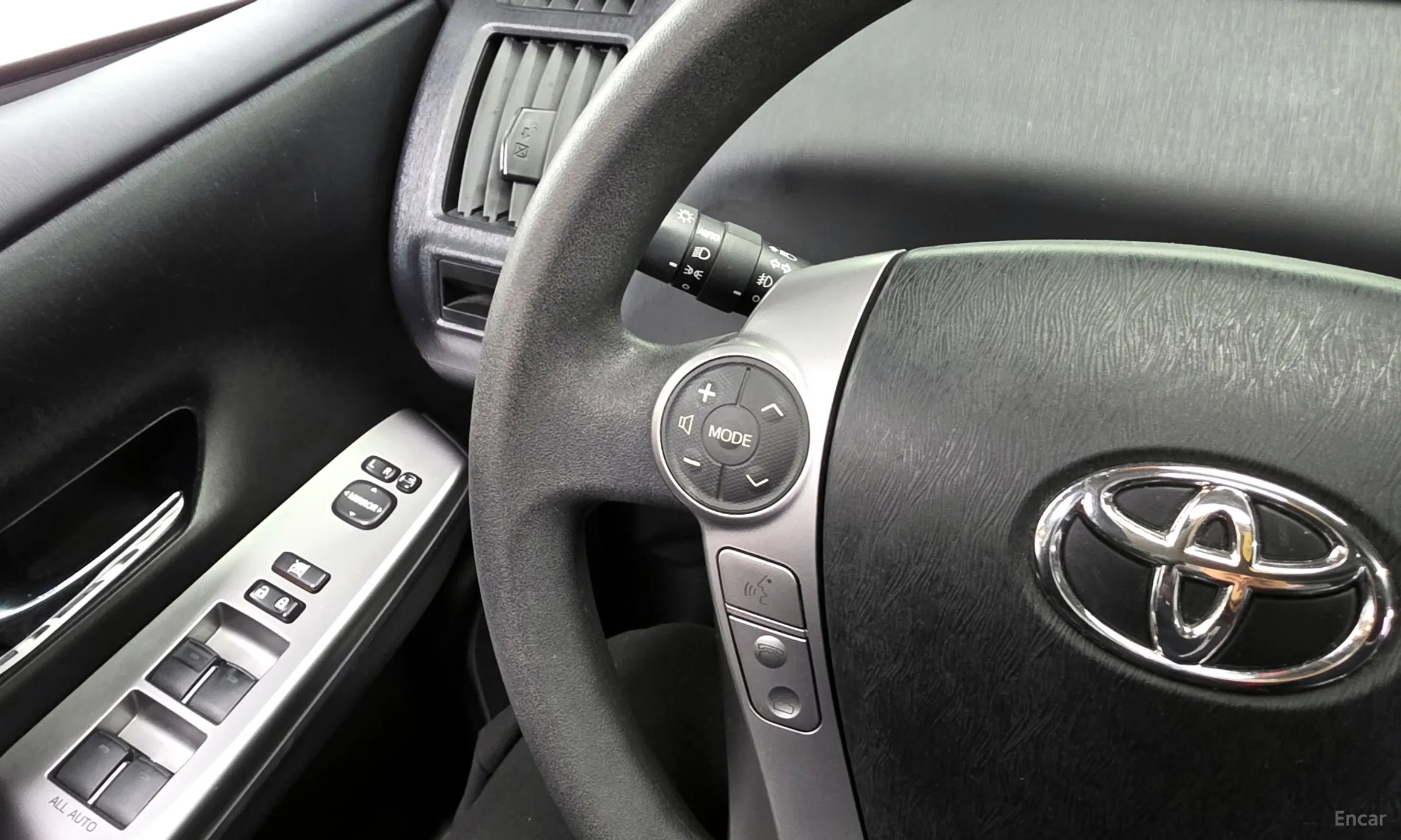 Toyota Prius V превью 18