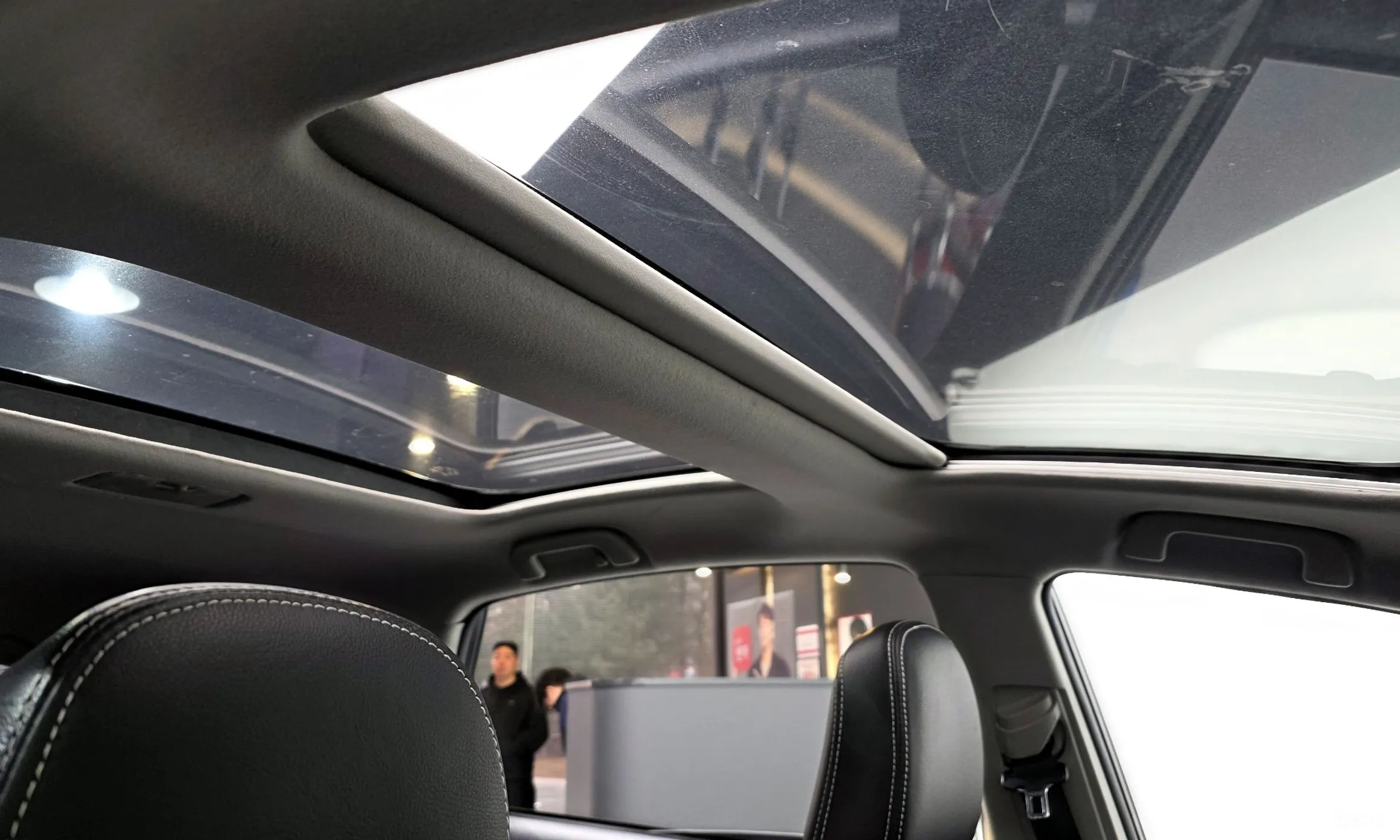 Toyota Prius V превью 19