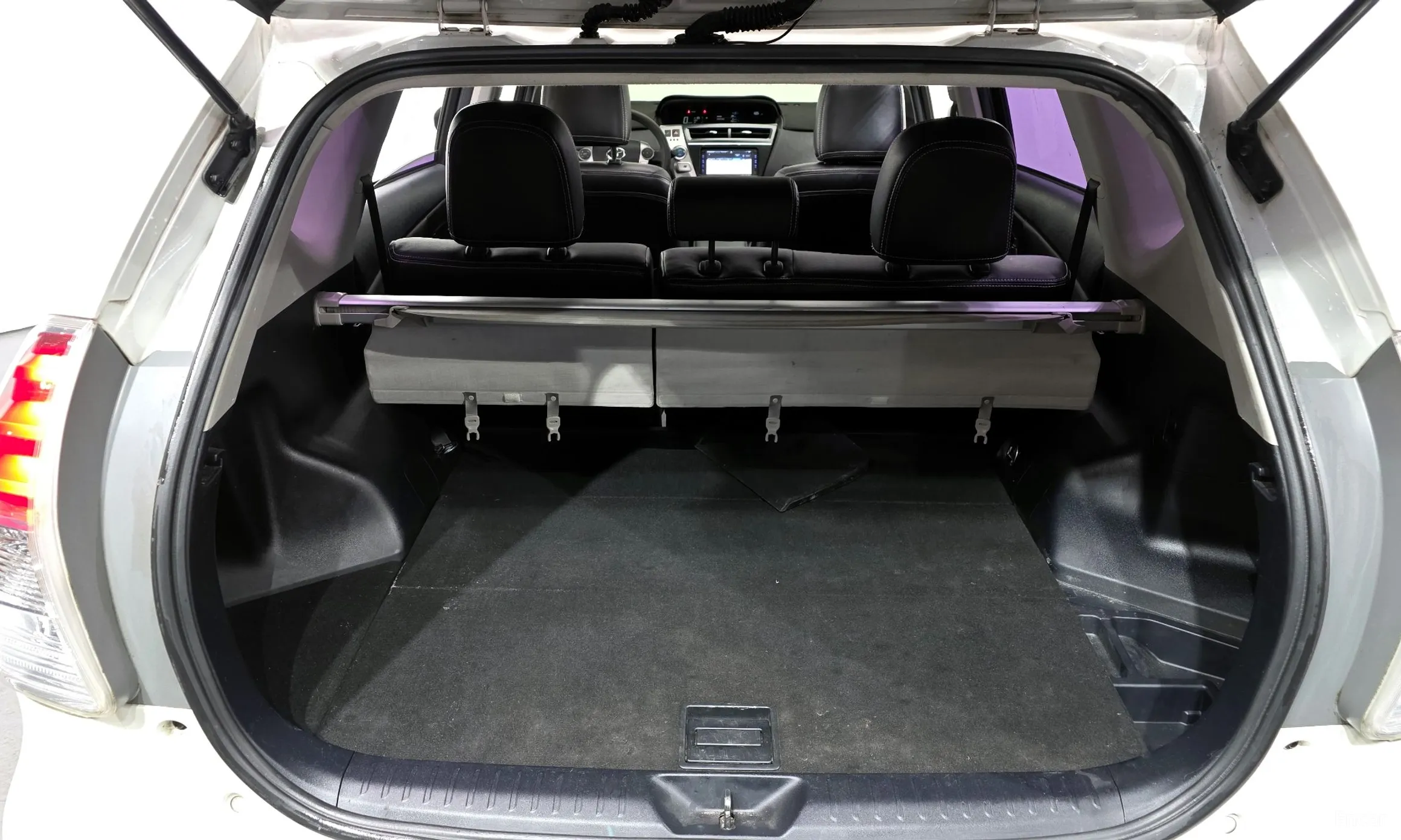 Toyota Prius V превью 20