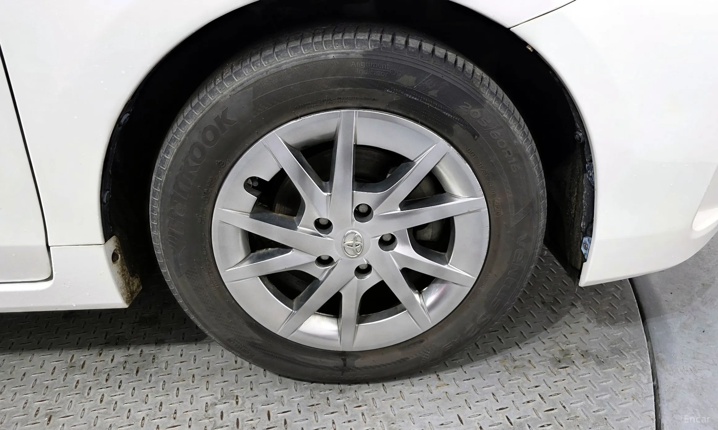 Toyota Prius V превью 5