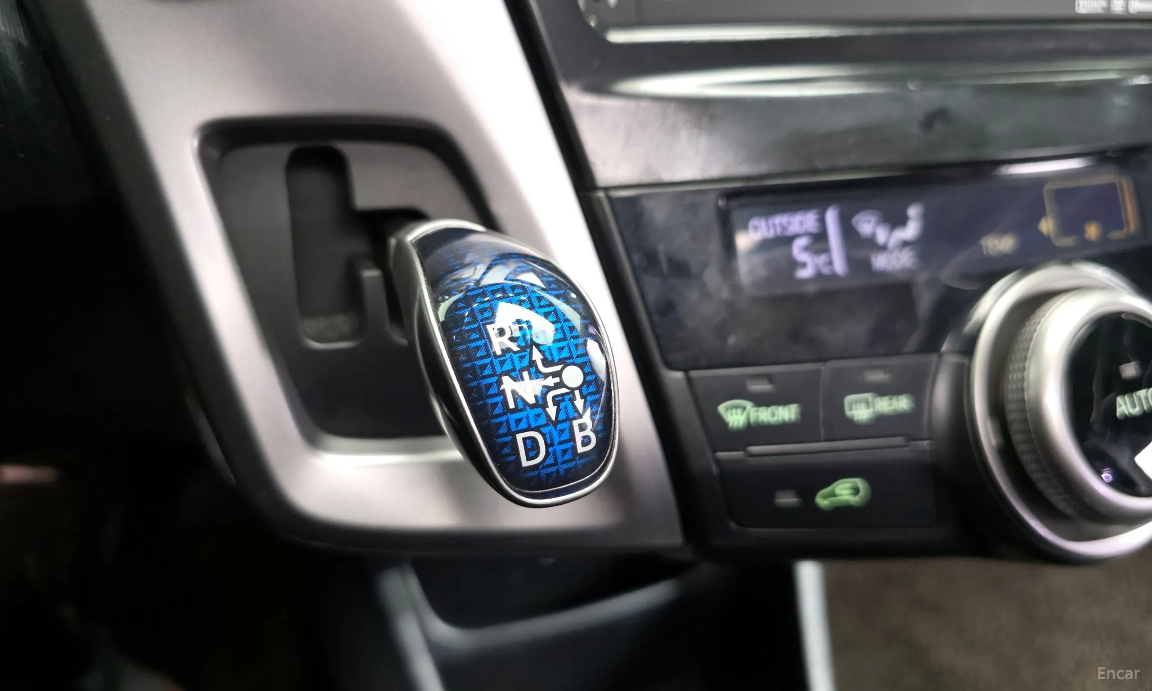 Toyota Prius V превью 9