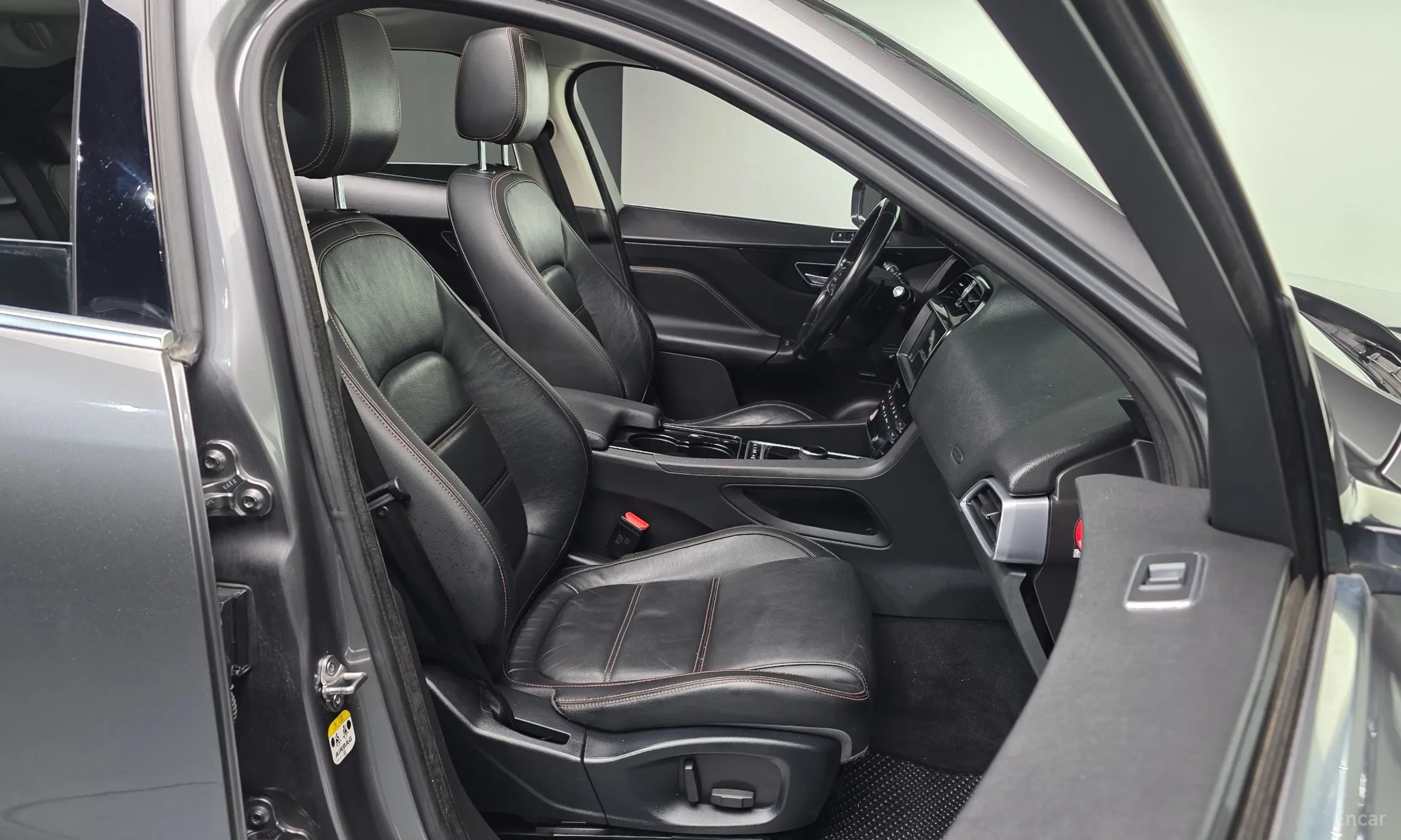 Jaguar F-PACE превью 10