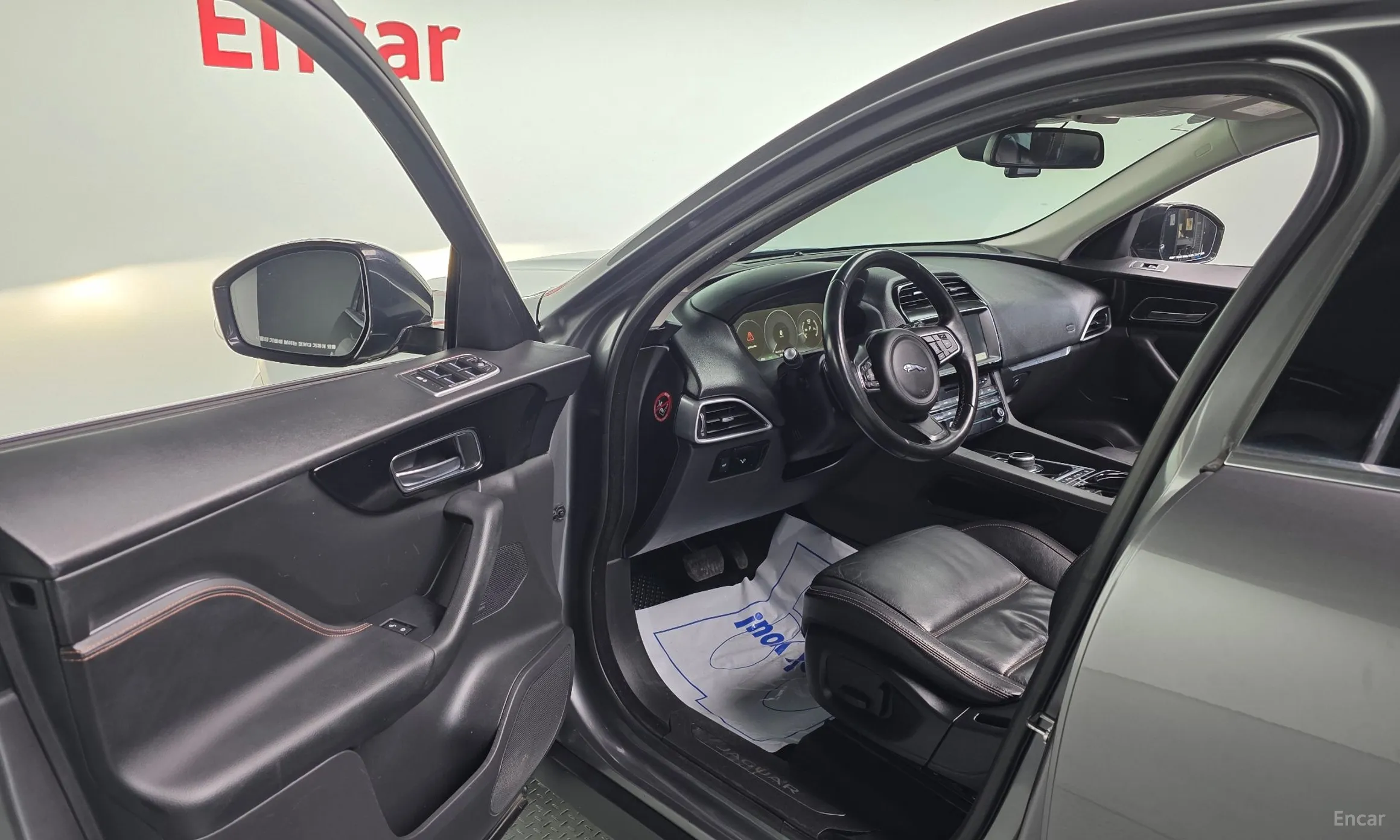 Jaguar F-PACE превью 11