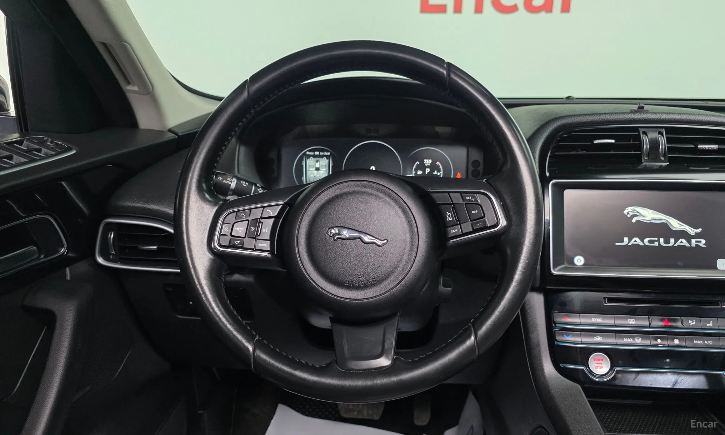 Jaguar F-PACE превью 13