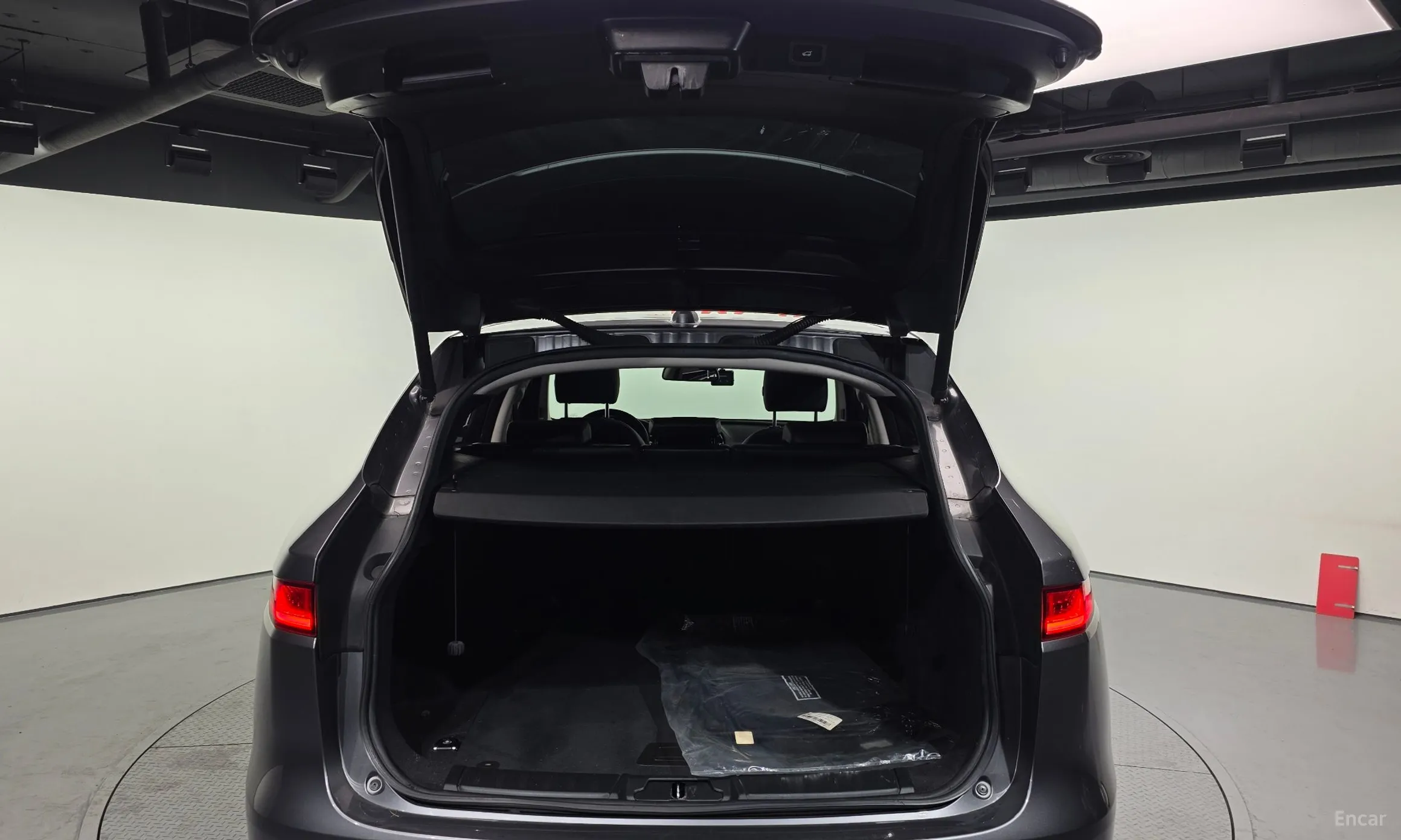 Jaguar F-PACE превью 20