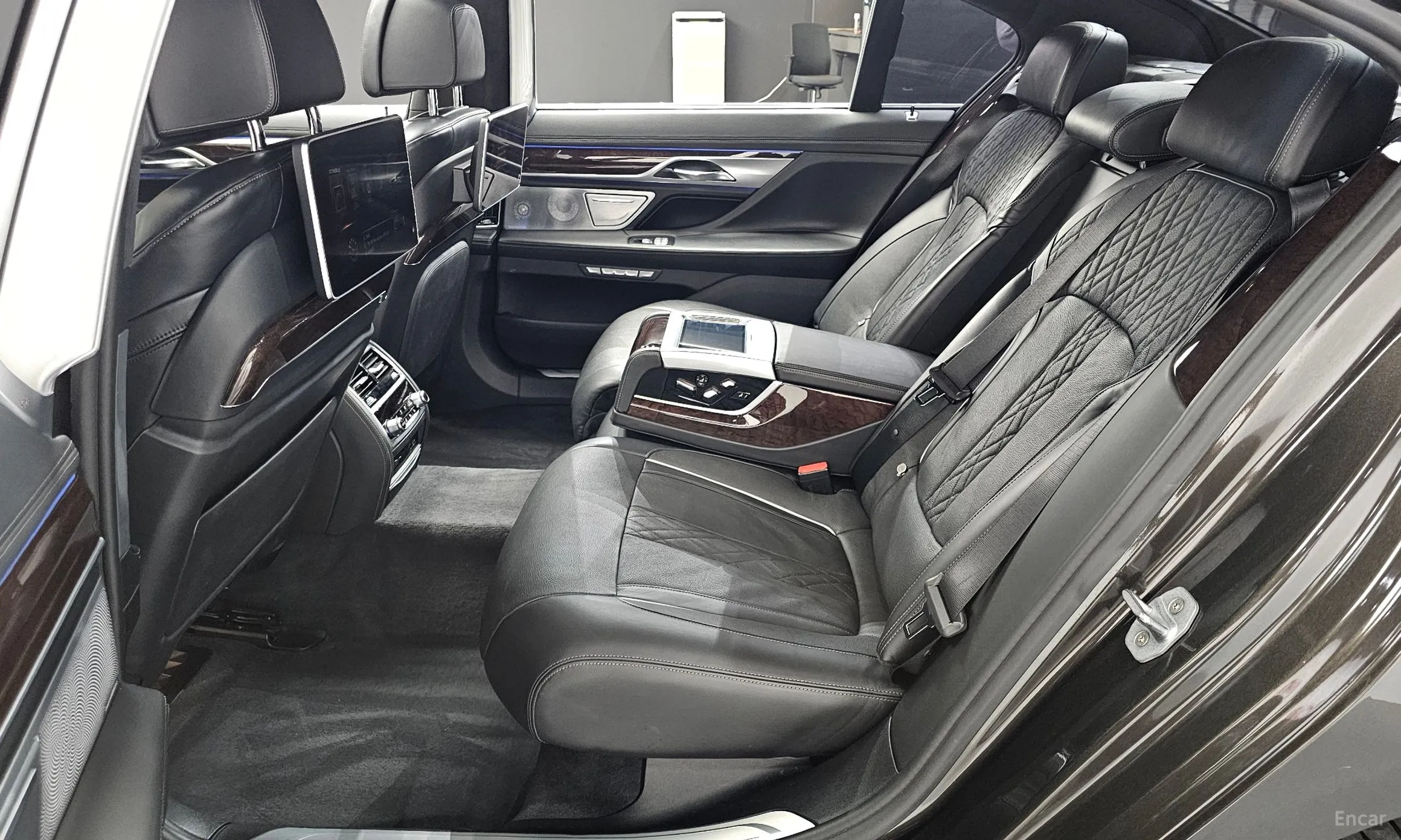 BMW 7 Series (G11) превью 12
