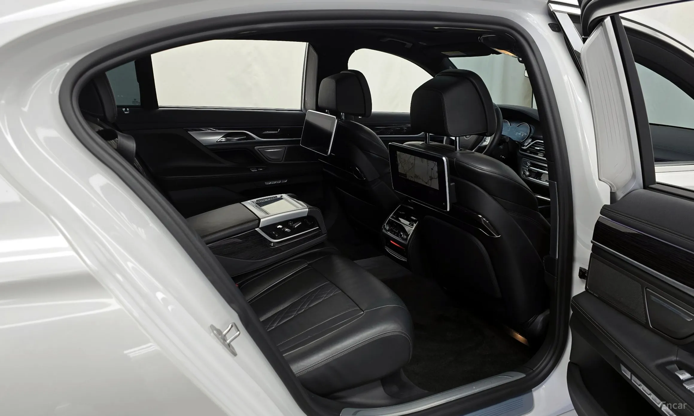 BMW 7 Series (G11) превью 12