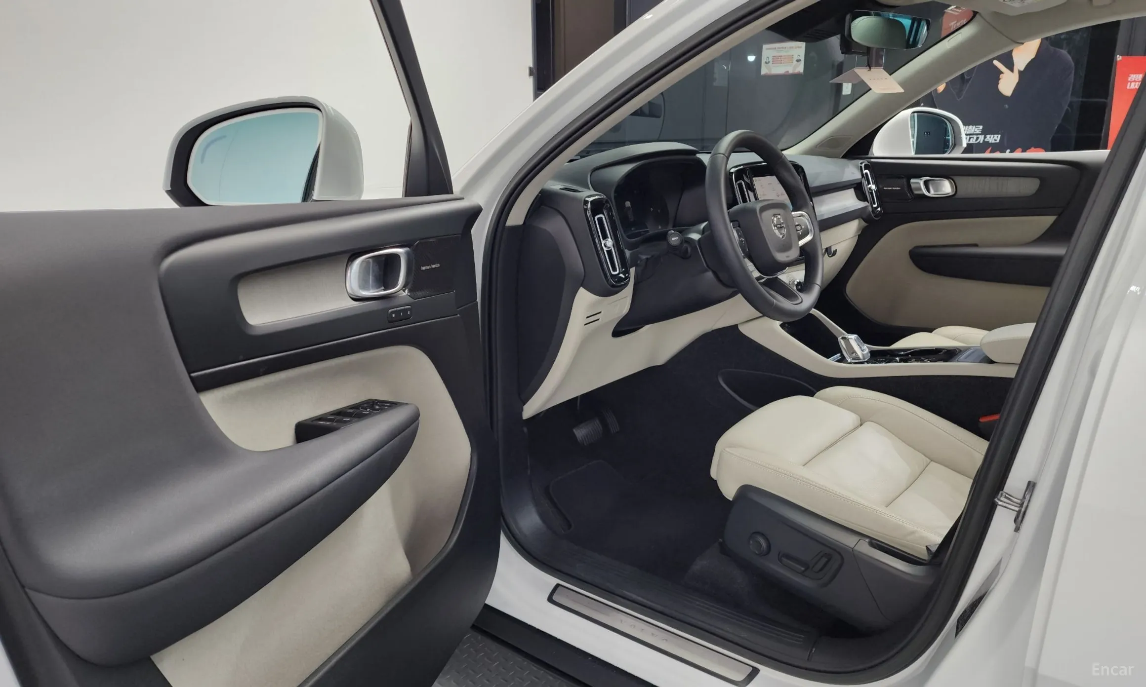 Volvo XC40 превью 10