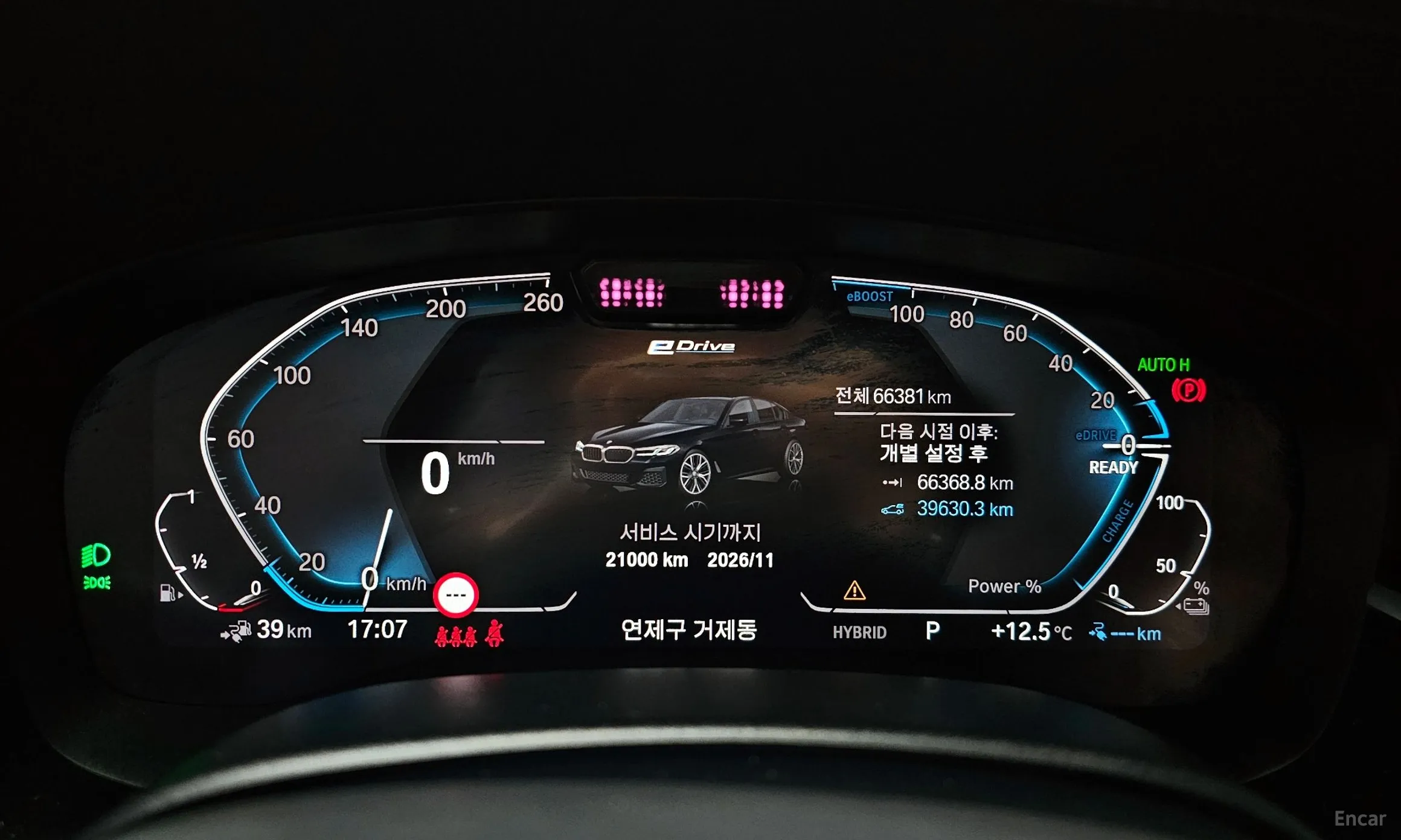 BMW 5 Series (G30) превью 8