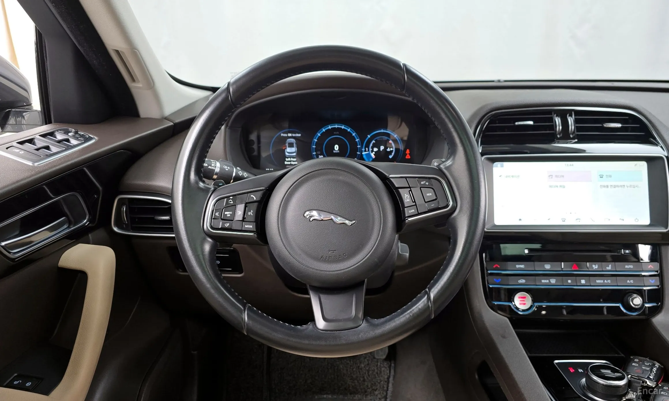Jaguar F-PACE превью 13