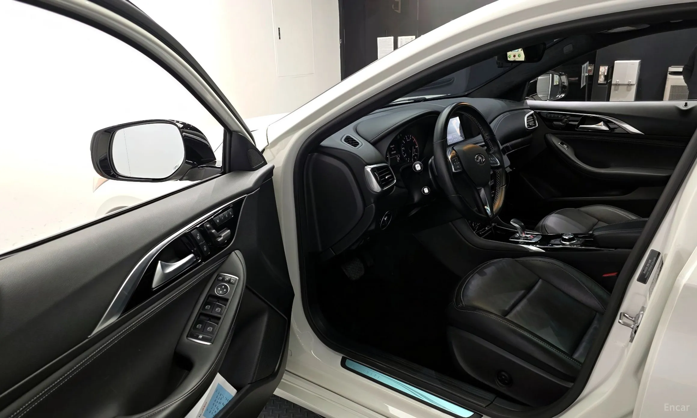 Infiniti Q30 превью 10