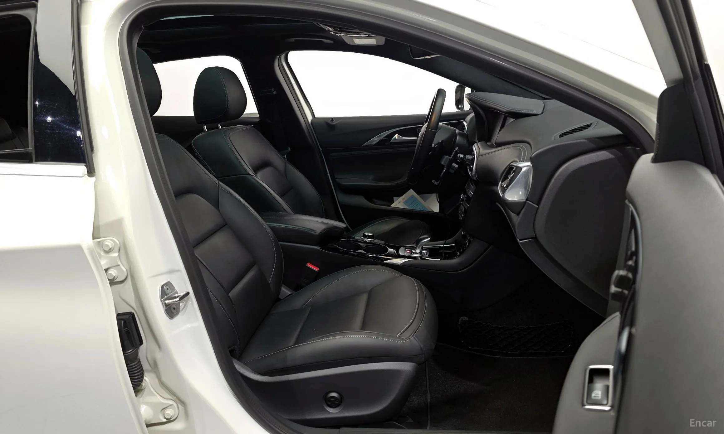 Infiniti Q30 превью 11