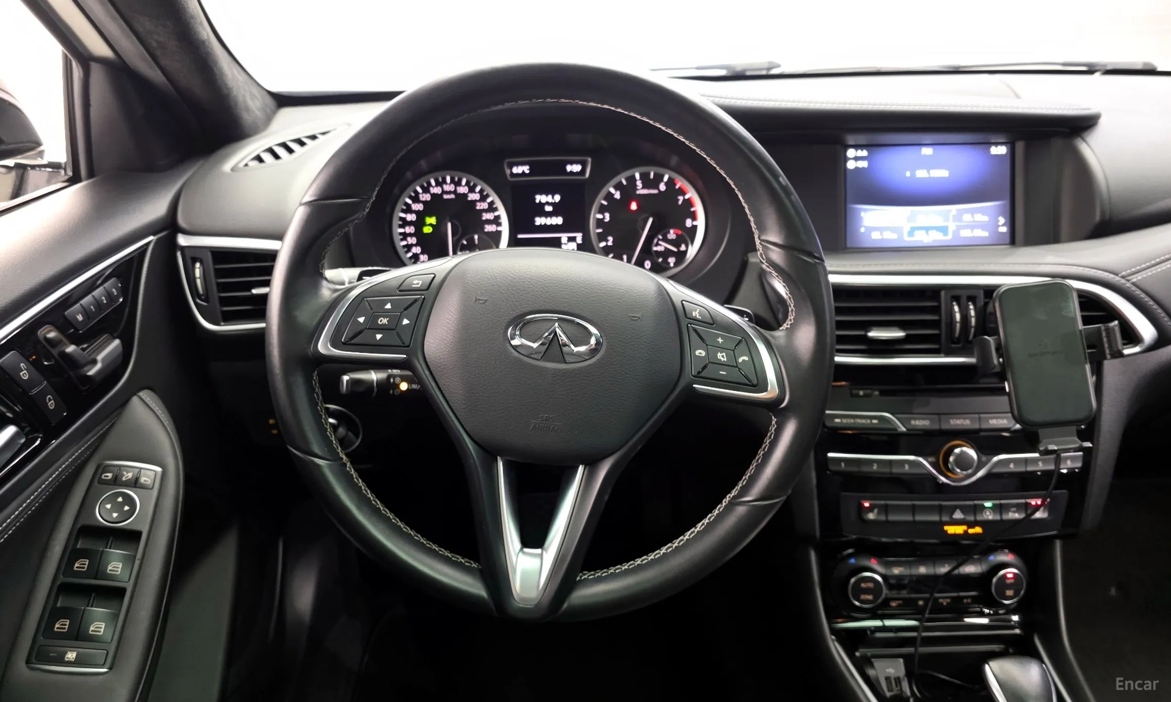 Infiniti Q30 превью 13