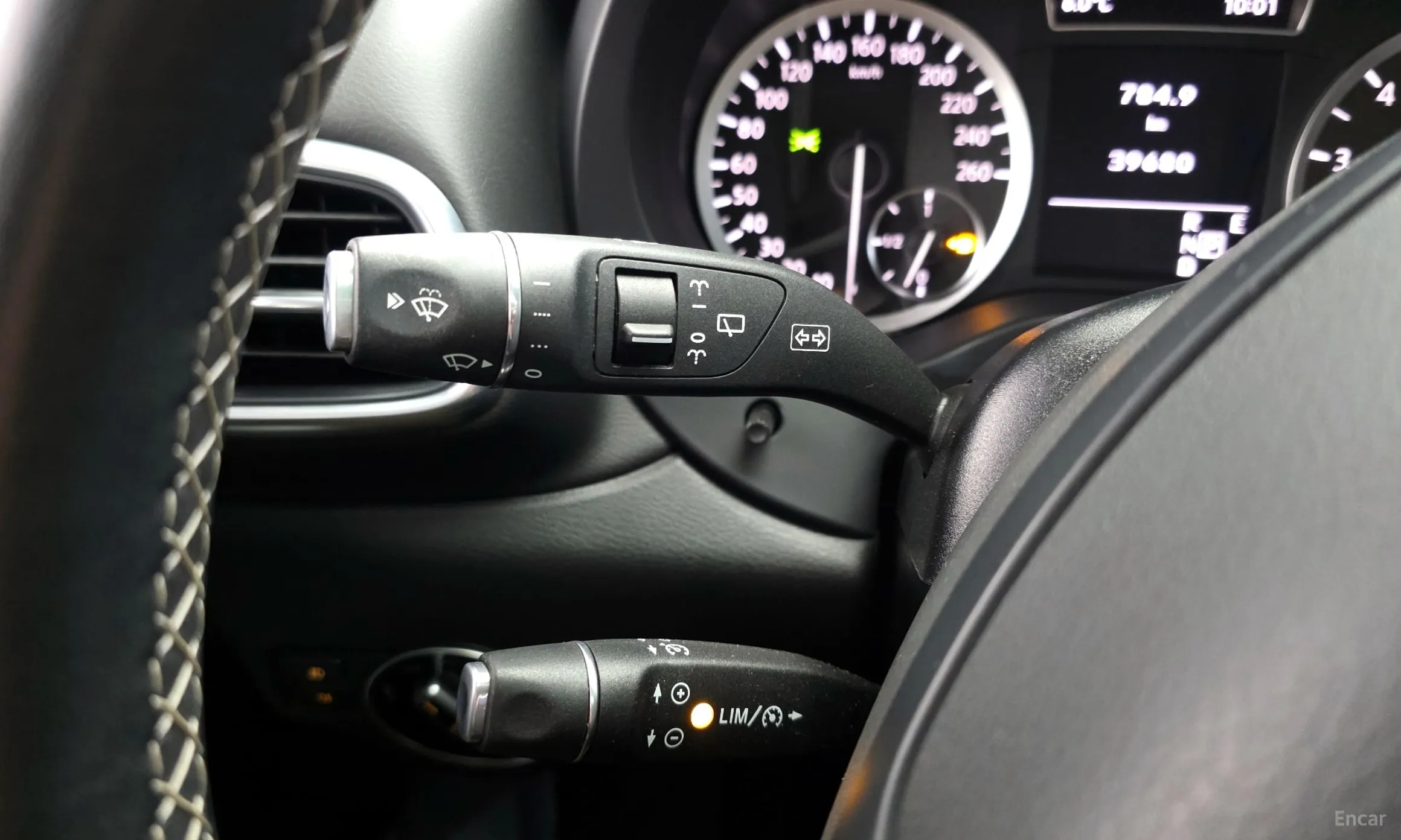 Infiniti Q30 превью 17