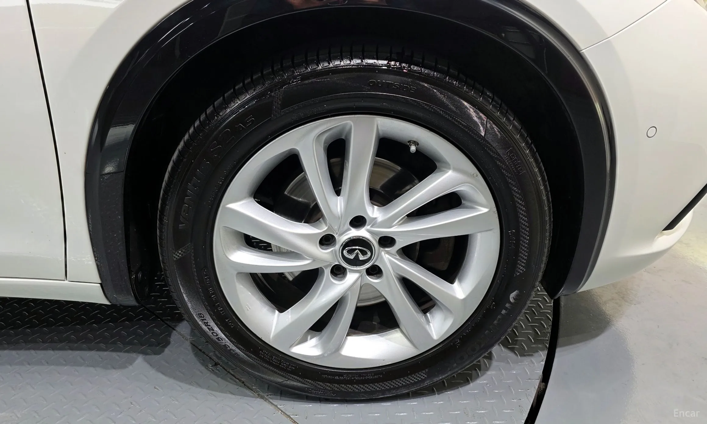Infiniti Q30 превью 5