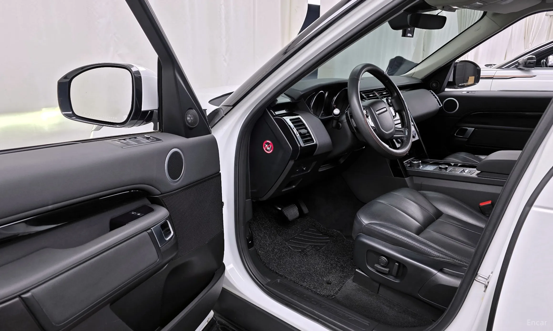 Land Rover Discovery 5 превью 10