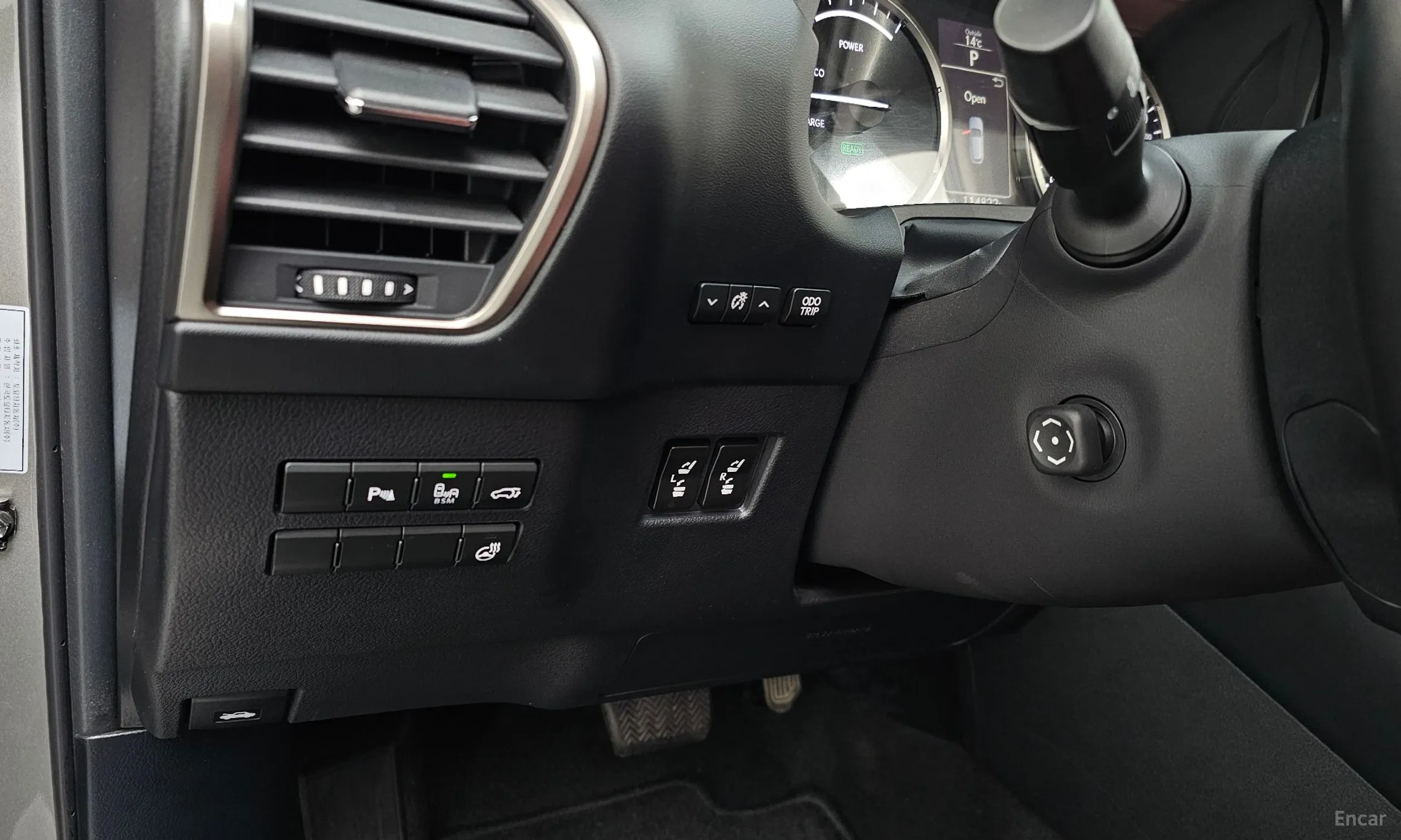 Lexus NX300h превью 17