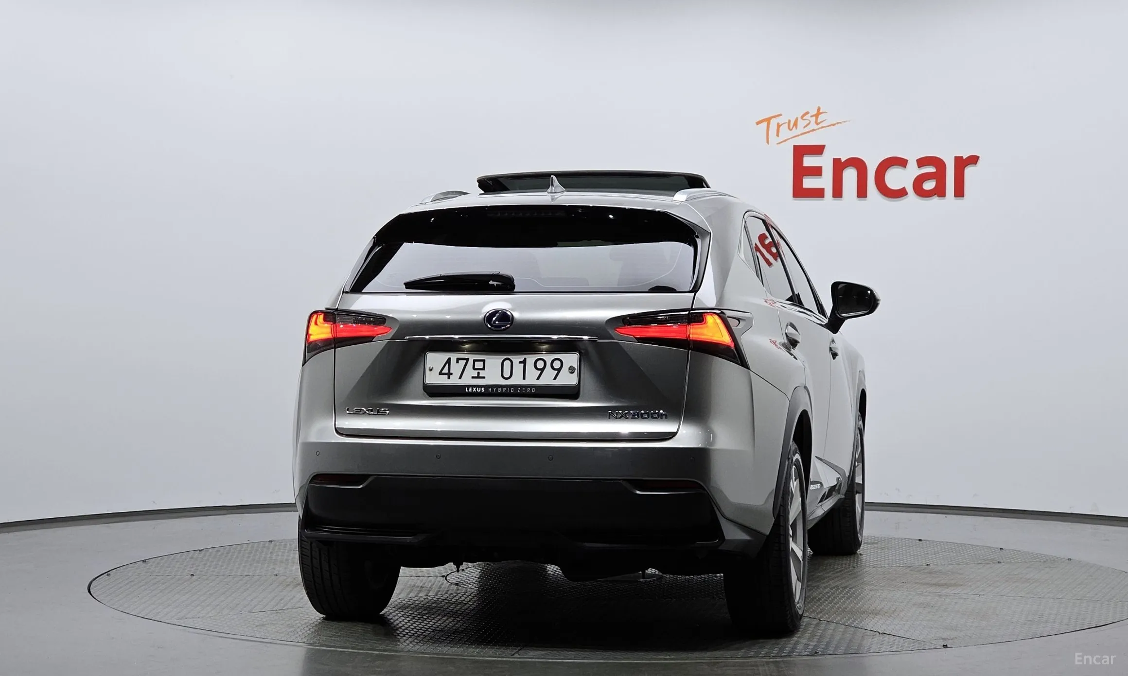 Lexus NX300h превью 4