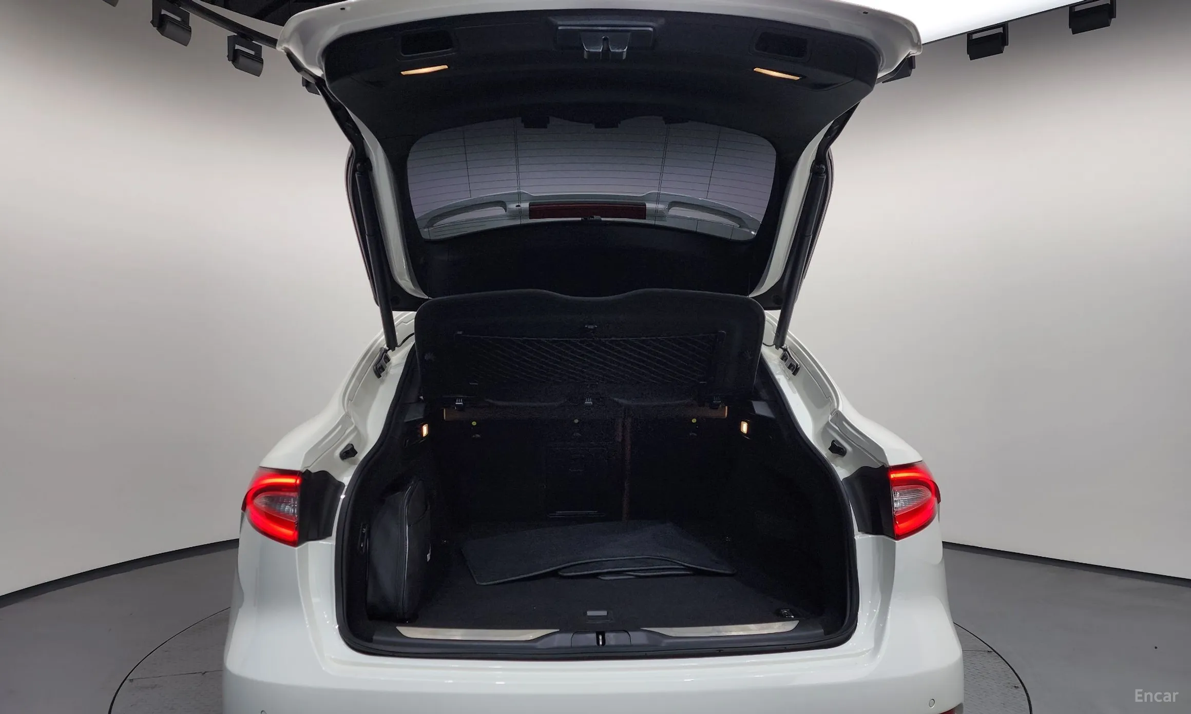 Maserati Levante превью 20