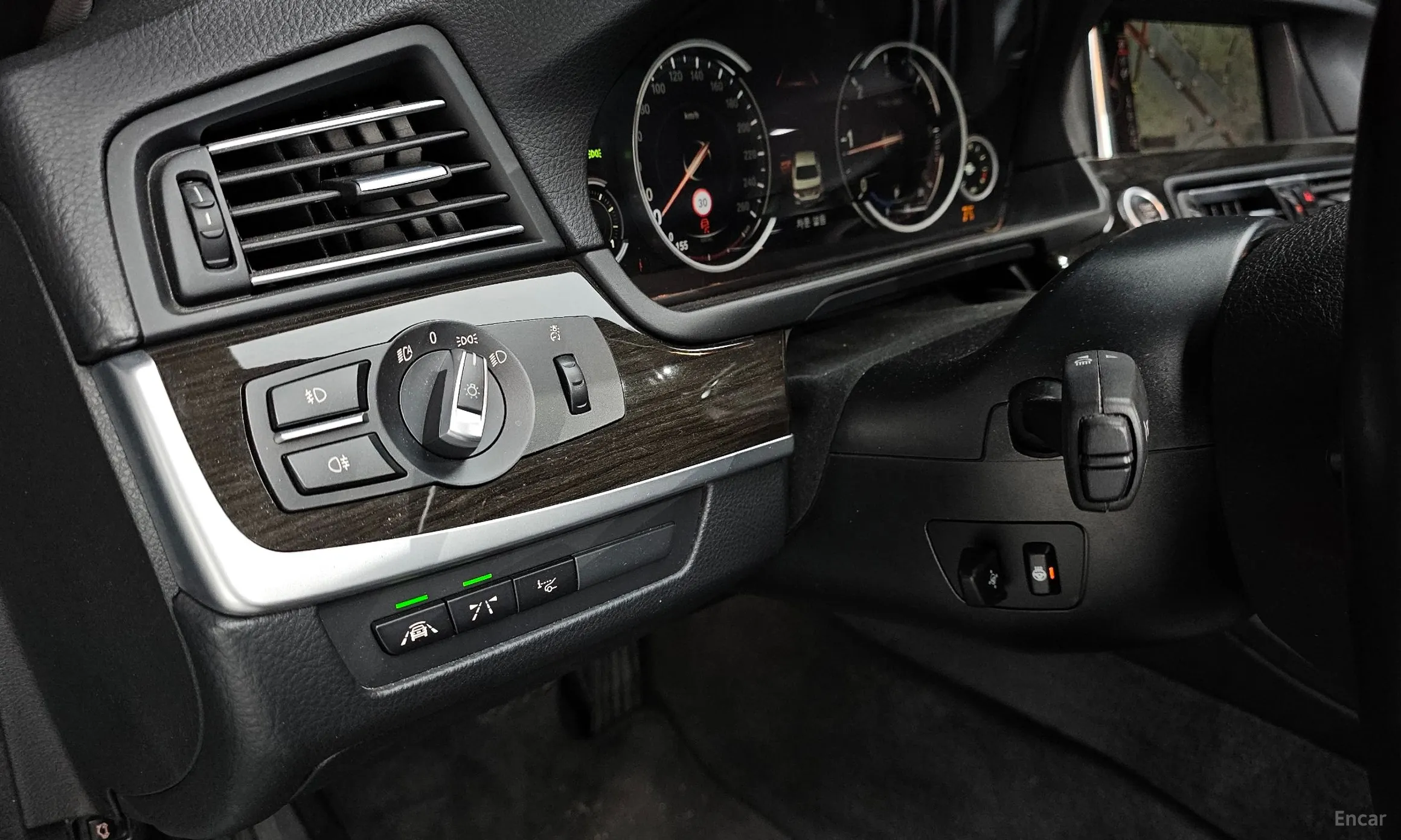 BMW 5 Series (F10) превью 16