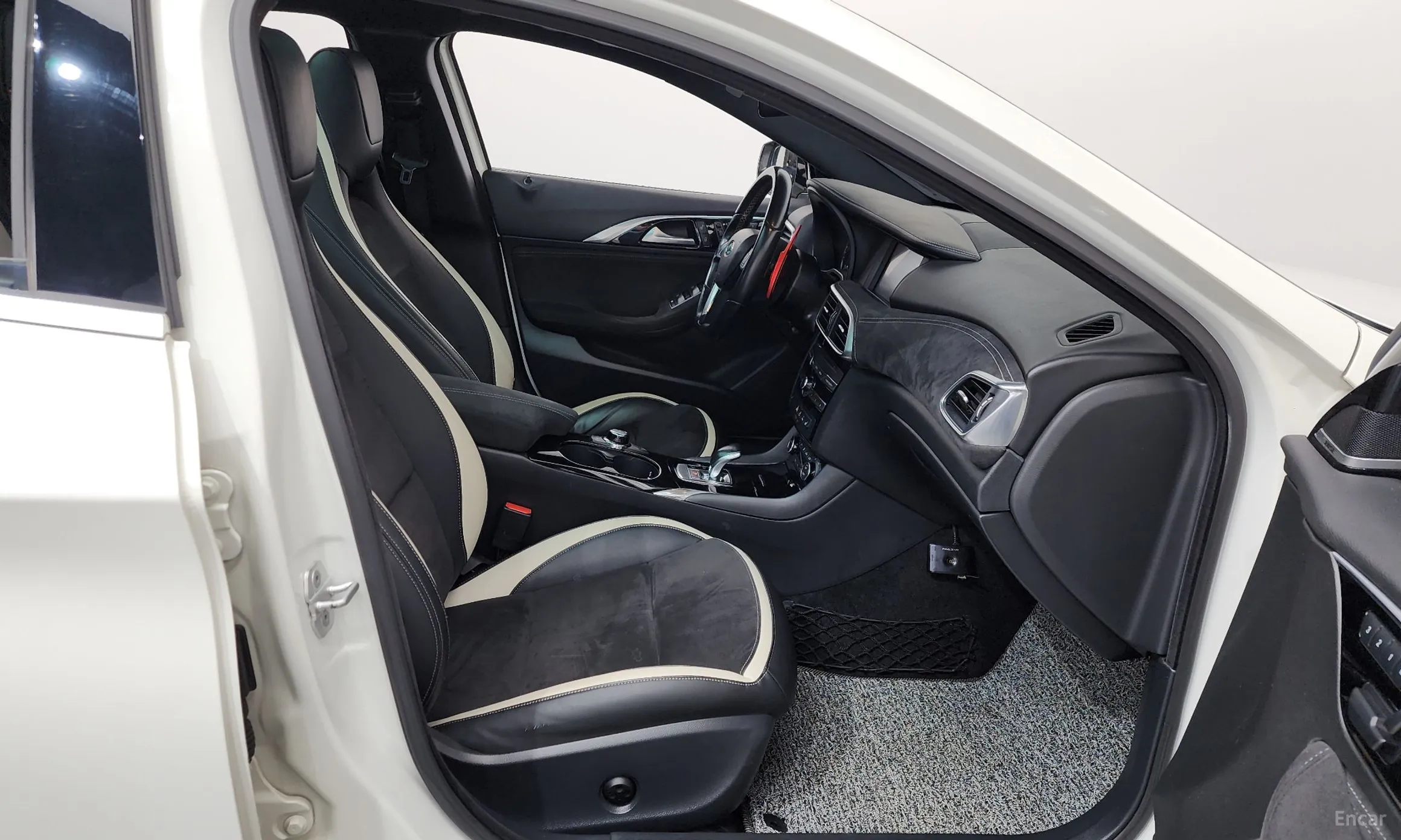 Infiniti Q30 превью 11
