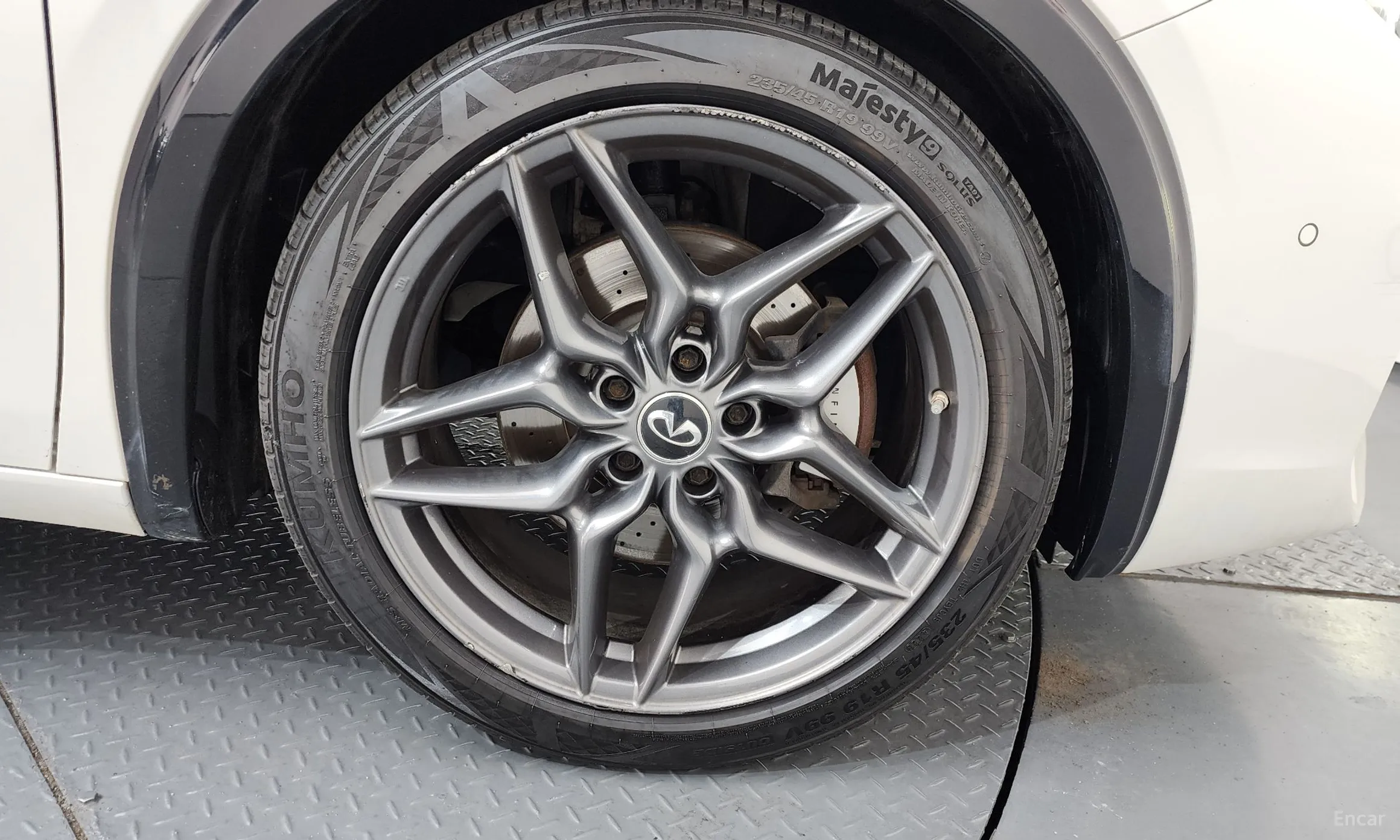 Infiniti Q30 превью 5