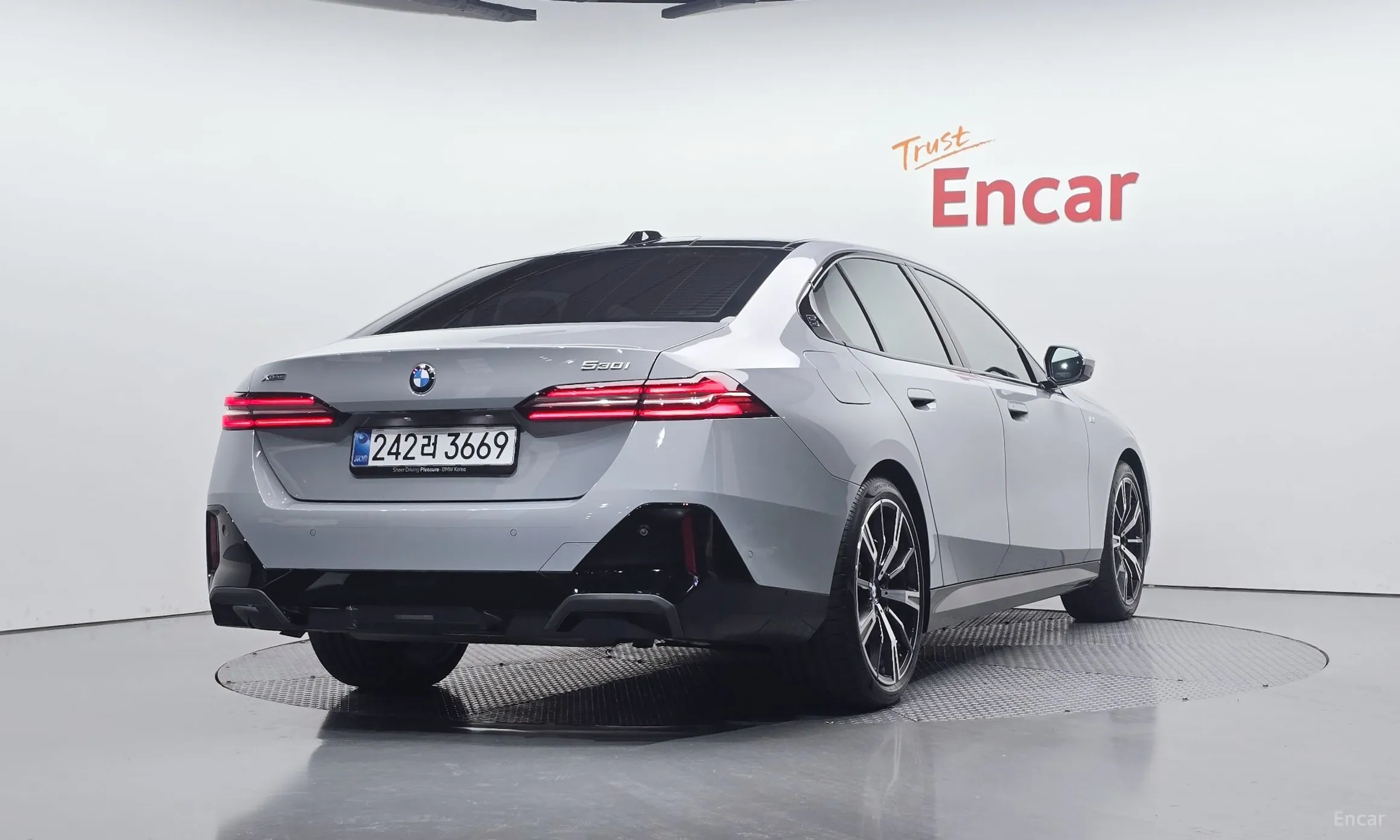 BMW 5 Series (G60) превью 2
