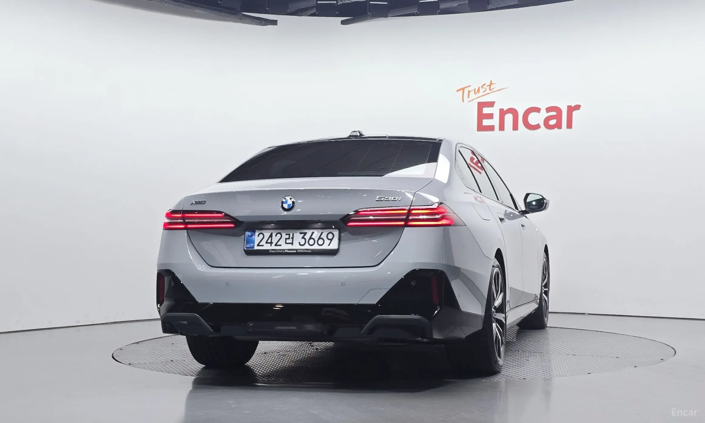 BMW 5 Series (G60) превью 4