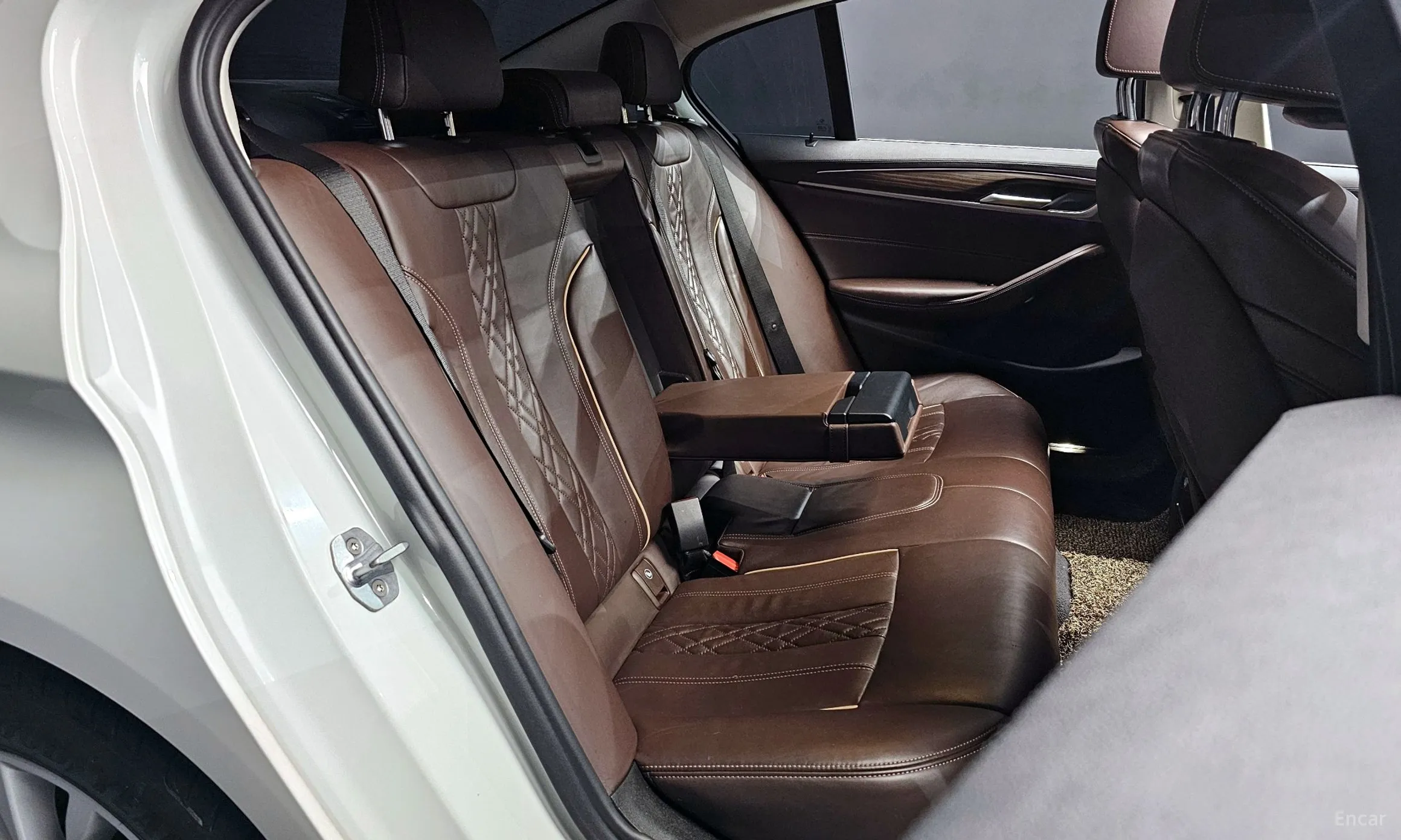 BMW 5 Series (G30) превью 12