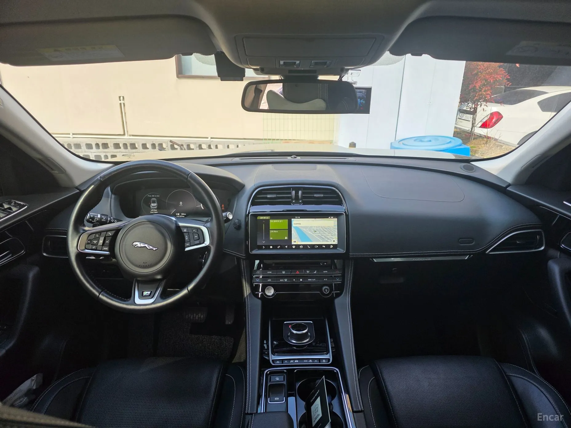Jaguar F-PACE превью 18