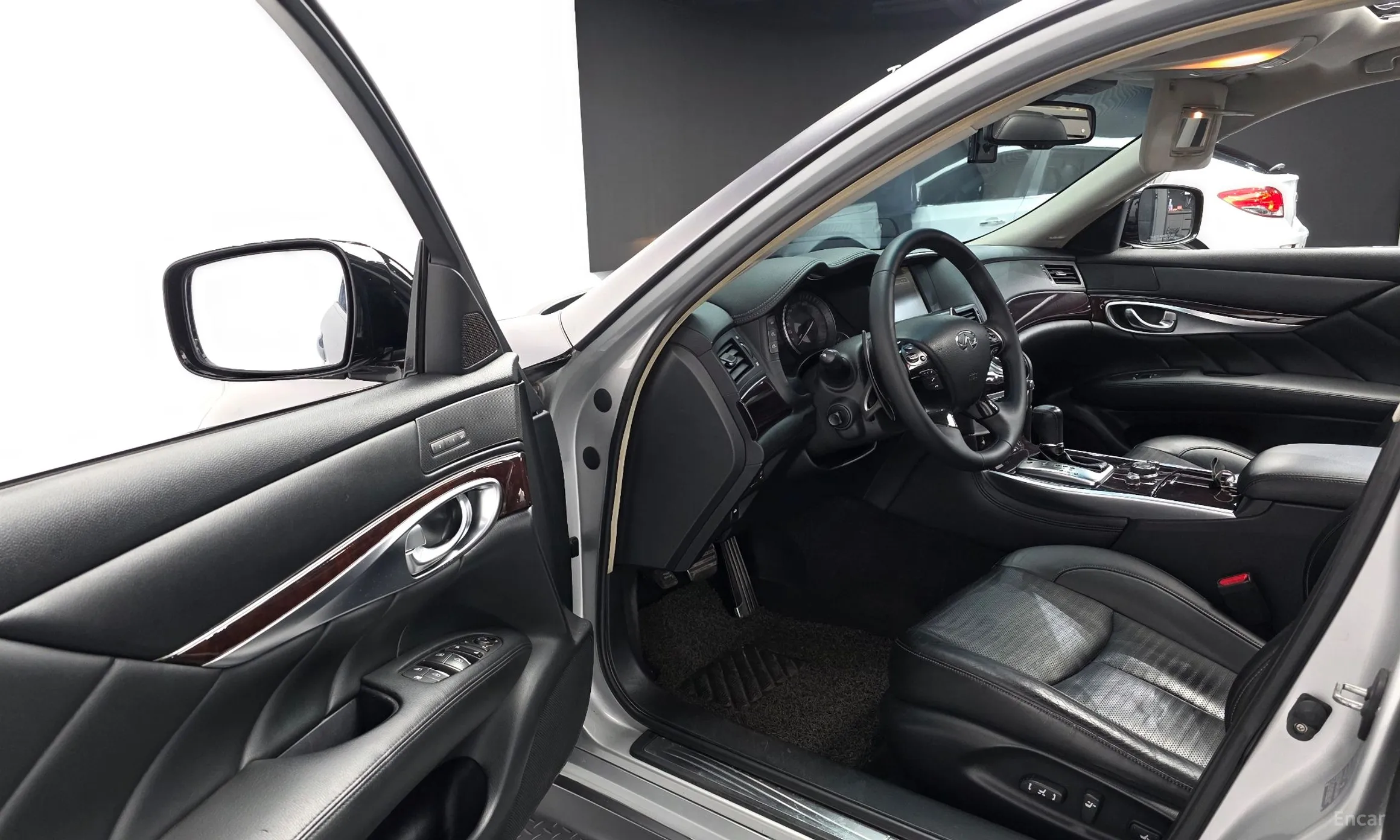 Infiniti M56 превью 11