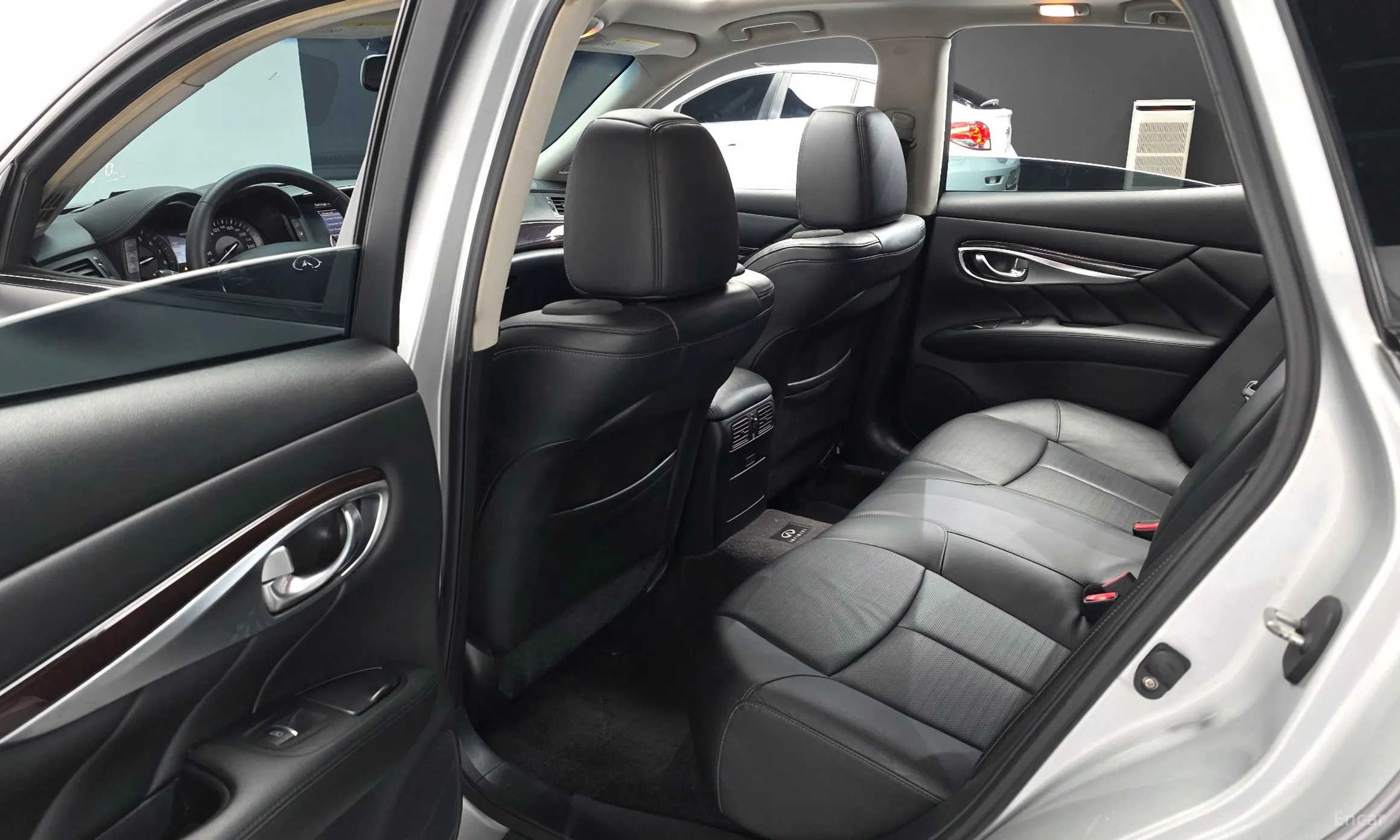 Infiniti M56 превью 12