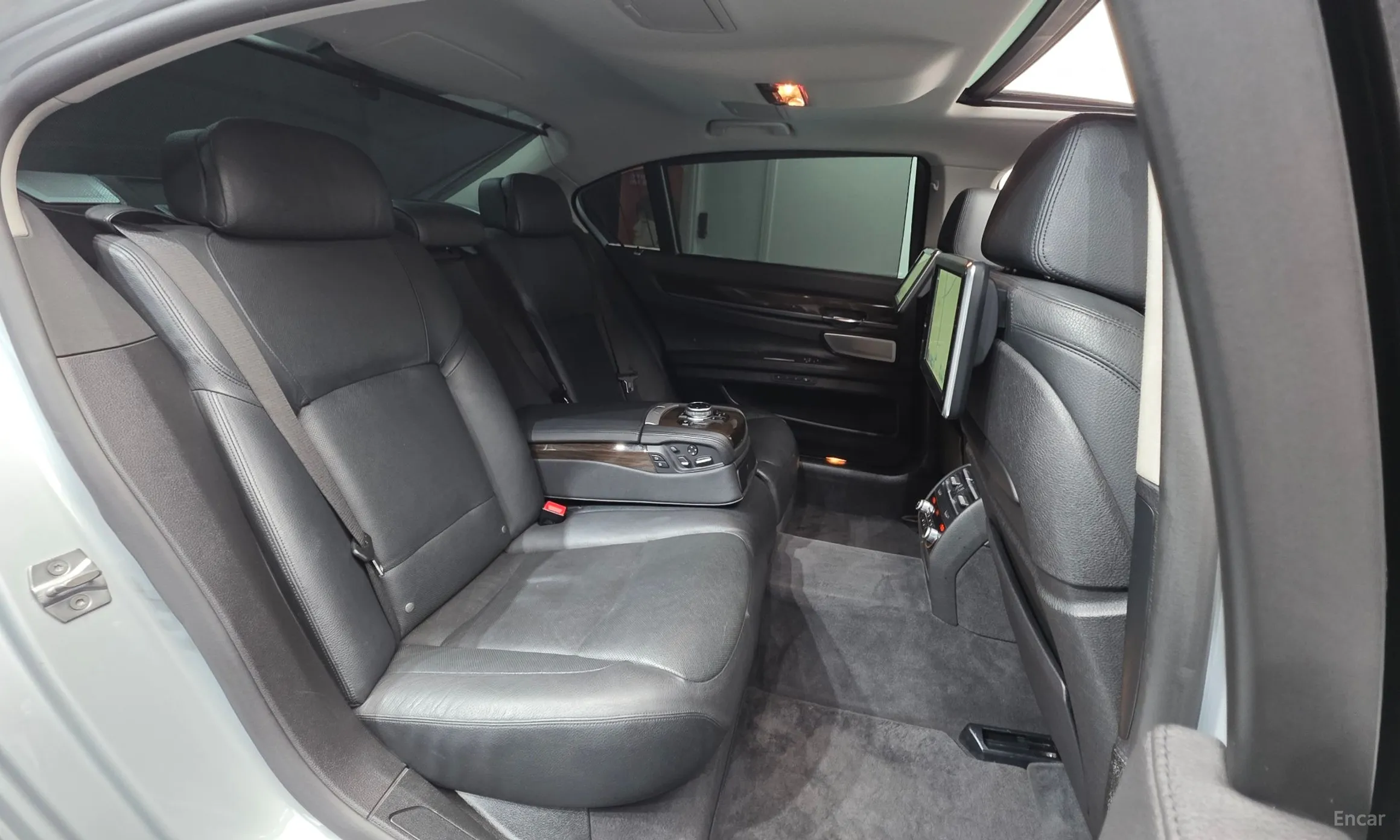 BMW 7 Series (F01) превью 20