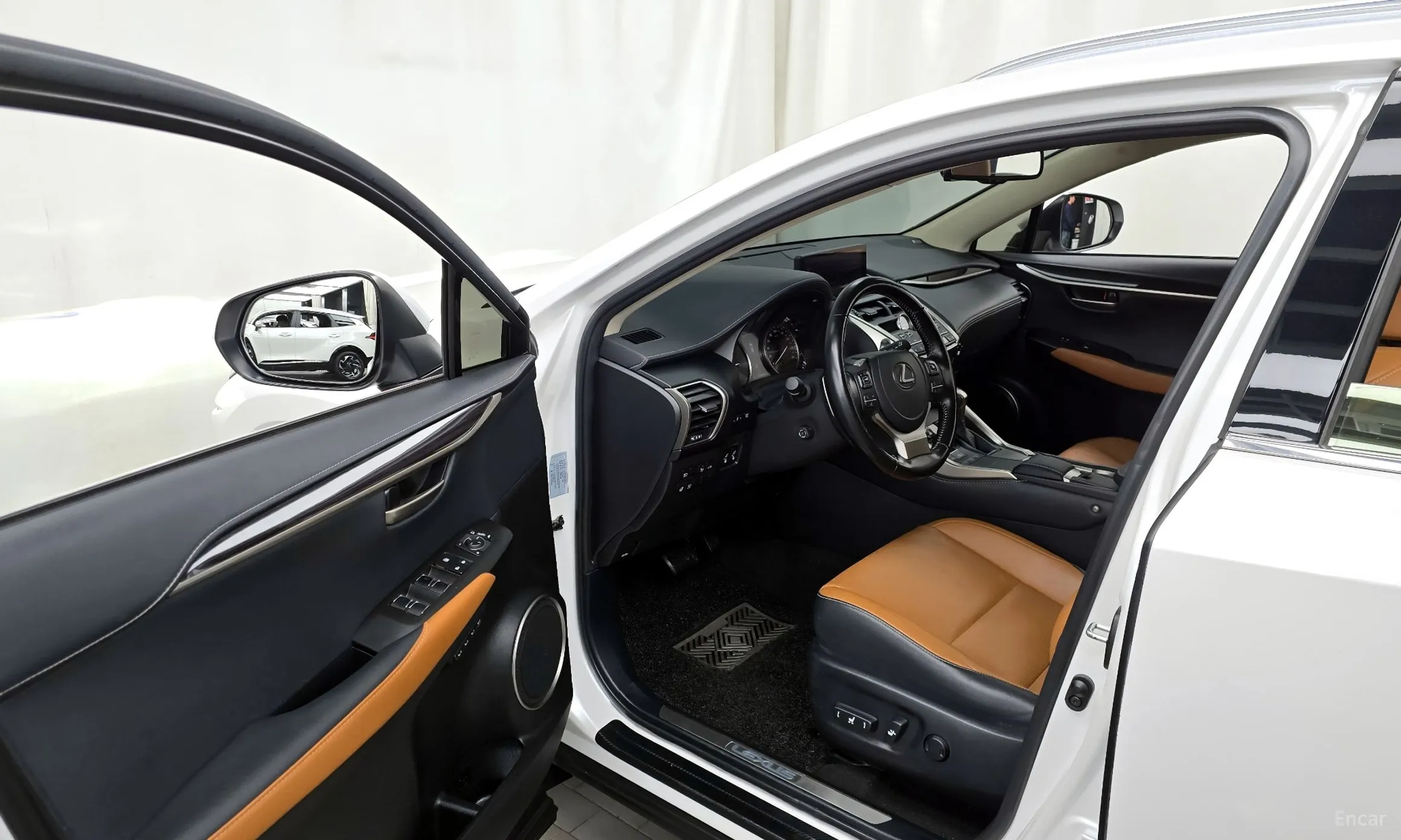 Lexus NX300h превью 10