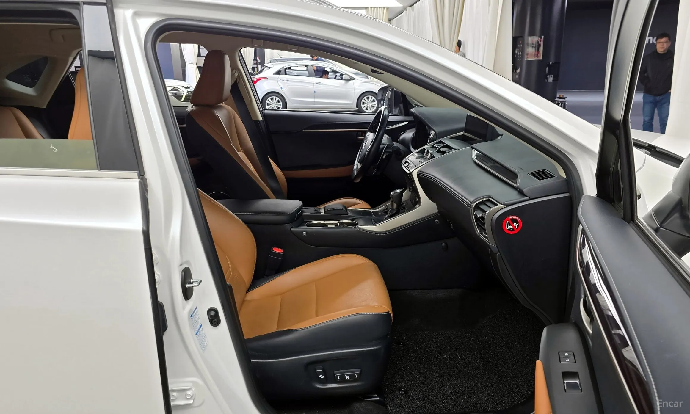 Lexus NX300h превью 11