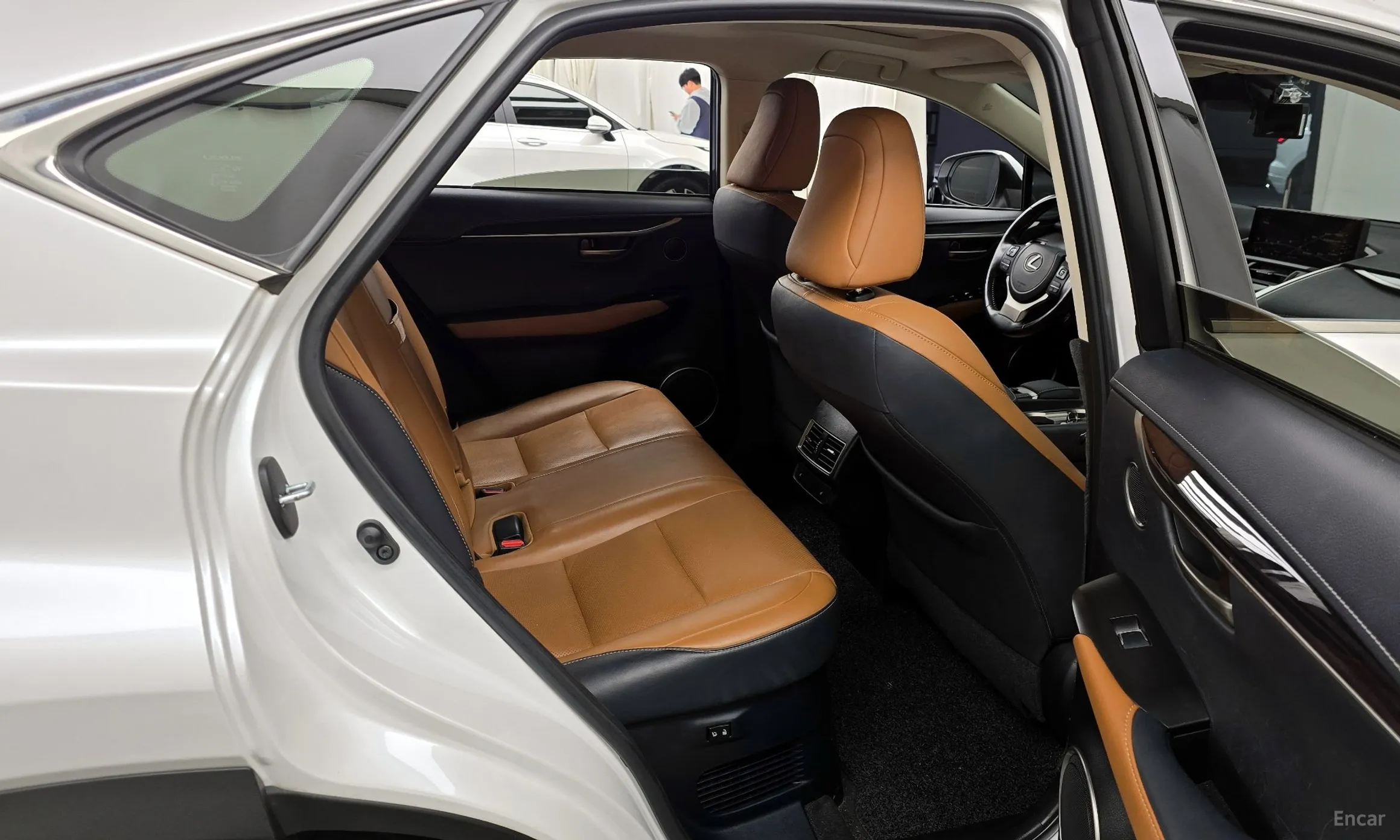Lexus NX300h превью 12