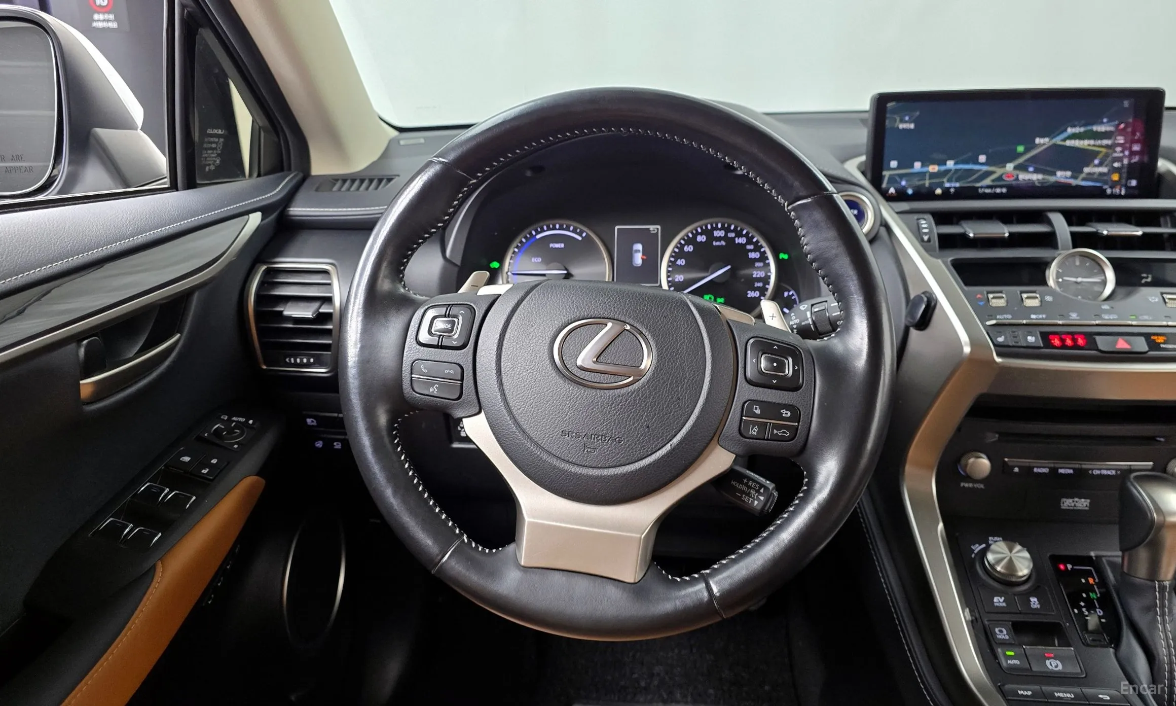 Lexus NX300h превью 13