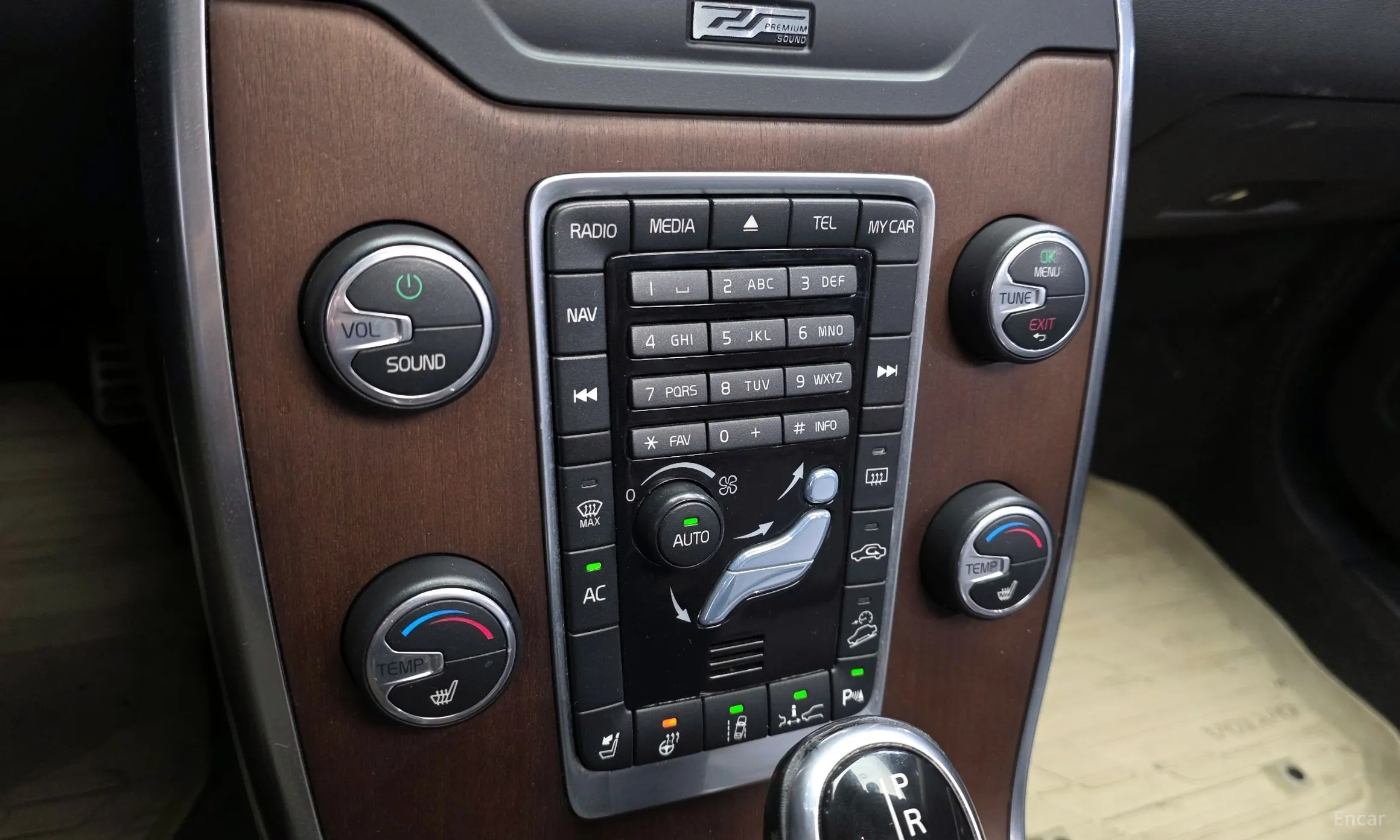 Volvo XC70 превью 16