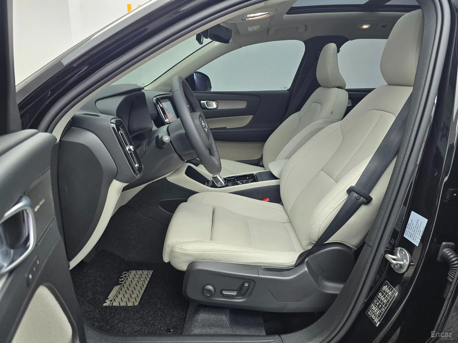 Volvo XC40 превью 10