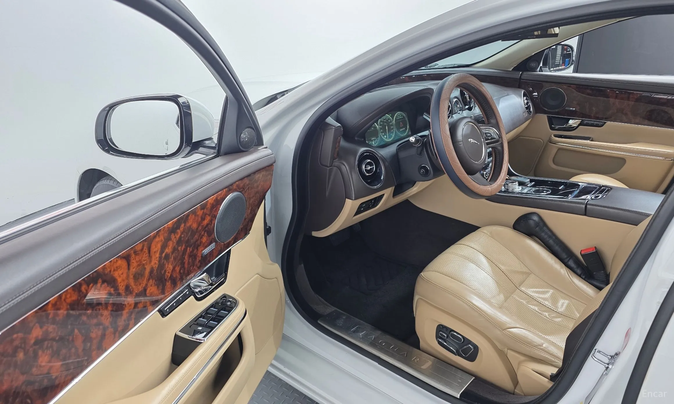Jaguar All New XJ превью 12