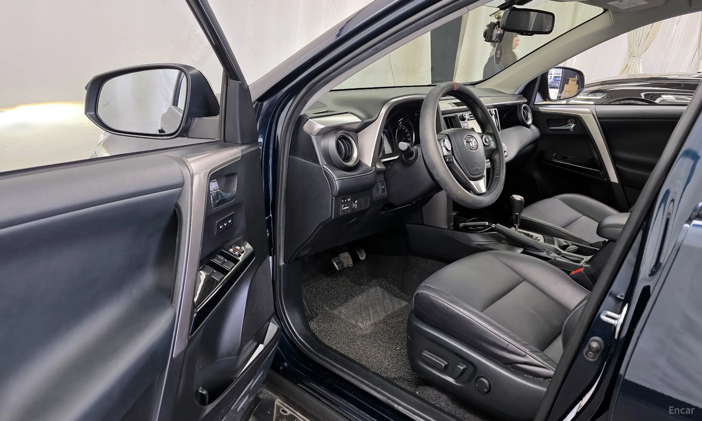 Toyota RAV4 превью 10